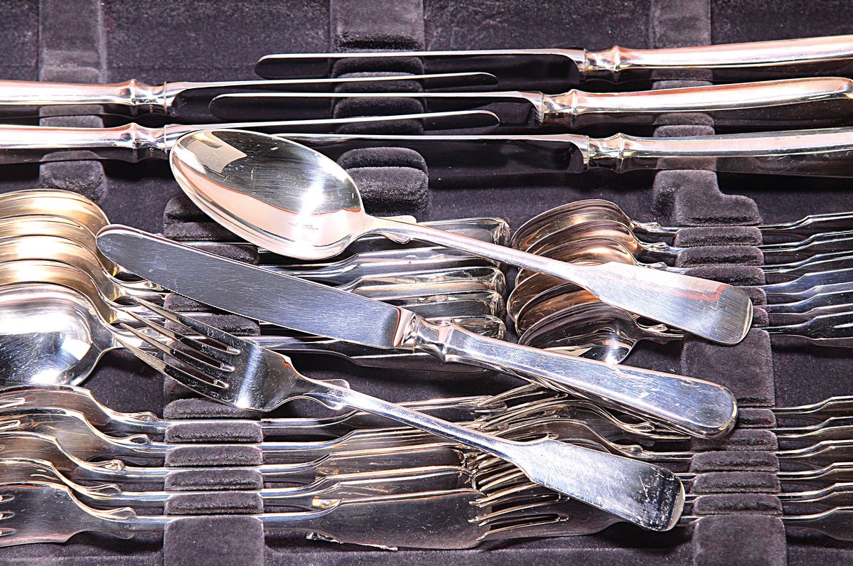 Detail a: Silberbesteckset, Robbe & Berking, Form Spaten, 800er-Silber, 12 Menügabeln, 12 Menümesser, 12 Menülöffel, 12 Kaffeelöffel, 12 Kuchengabeln, in ...