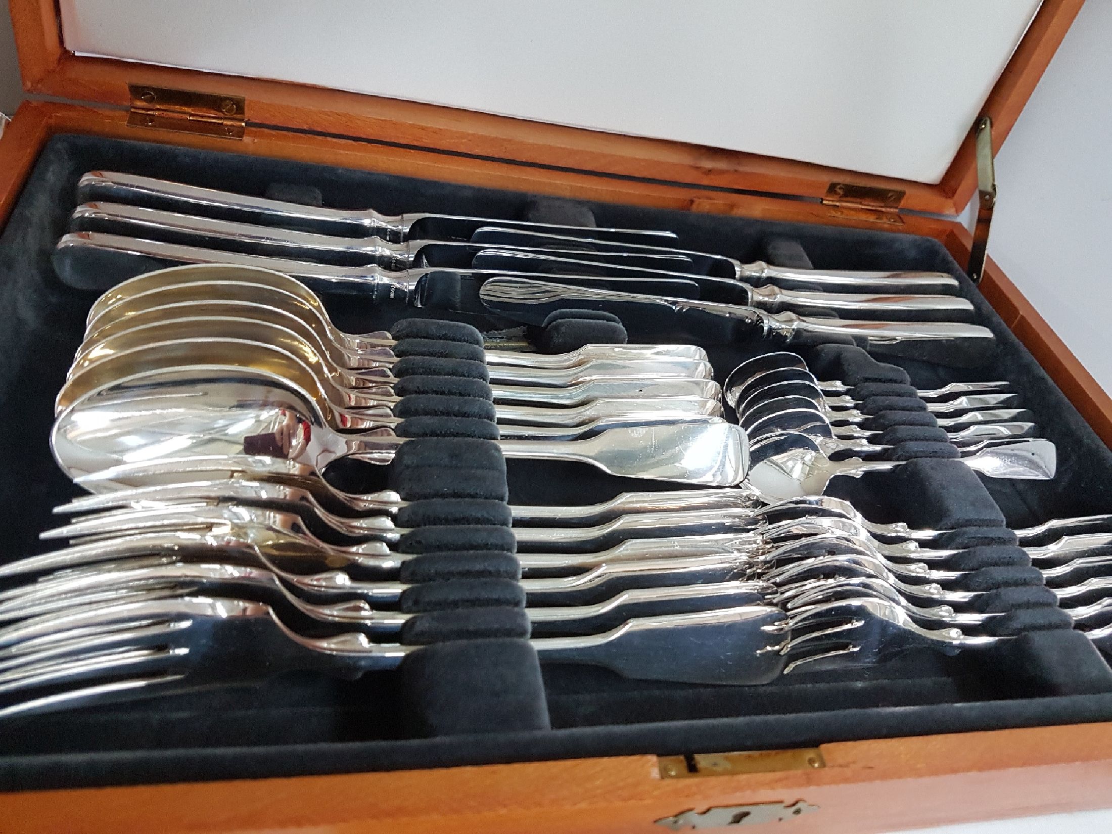 Detail e: Silberbesteckset, Robbe & Berking, Form Spaten, 800er-Silber, 12 Menügabeln, 12 Menümesser, 12 Menülöffel, 12 Kaffeelöffel, 12 Kuchengabeln, in ...