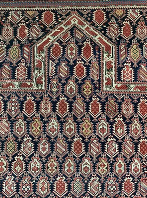 26714563b - Schirwan"Gebetsteppich" antique, Kaukasus, 19.Jhd, Wolle auf Wolle, approx. 133 x 100 cm,condition: 4(mehrere Risse). Rugs, Carpets & Flatweaves