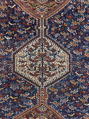 26714587b - Antique Khamseh, Persia, around 1900, wool on wool, approx. 280 x 190 cm, condition: 3 (restored creases). Rugs, Carpets & Flatweaves