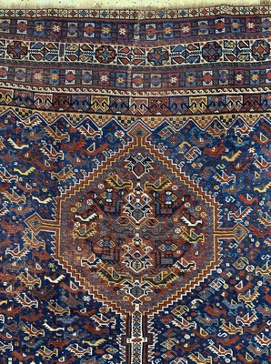 26714587c - Antique Khamseh, Persia, around 1900, wool on wool, approx. 280 x 190 cm, condition: 3 (restored creases). Rugs, Carpets & Flatweaves