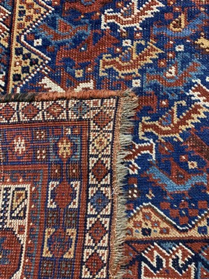 26714587e - Antique Khamseh, Persia, around 1900, wool on wool, approx. 280 x 190 cm, condition: 3 (restored creases). Rugs, Carpets & Flatweaves