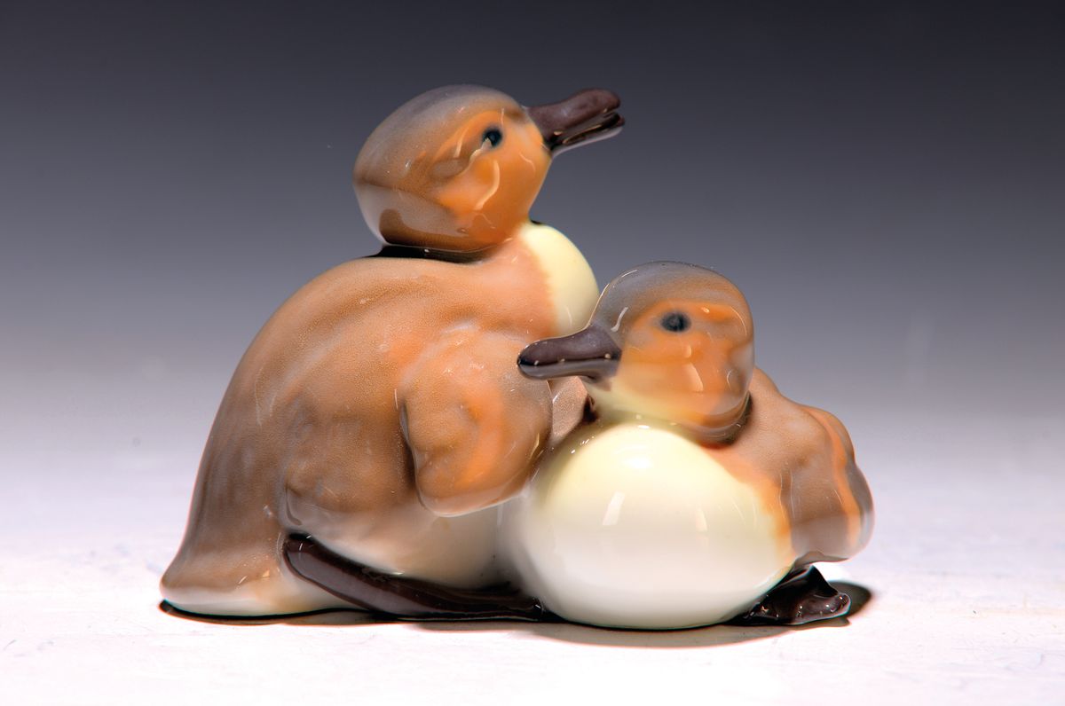 Porzellanfigur Entenküken, KPM, Entw. Wilhelm Carl Cobra, um 1913, Porzellan, bunt staffiert, Alterssp., H. 8 cm