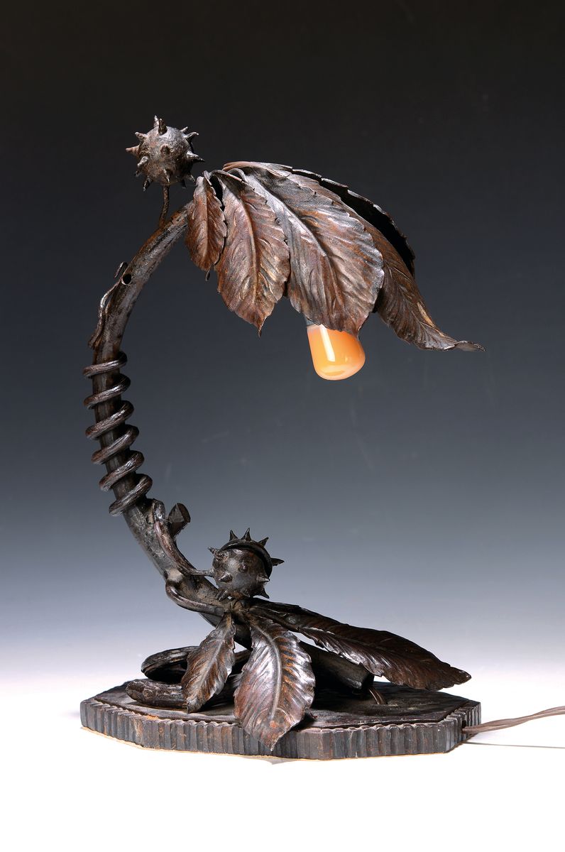 Tischlampe, sign. T. Richard, Frankreich, um 1900-10, Eisen, in Form von Blättern und Früchten der Kastanie, eine Brennstelle, Elektr. nicht ...