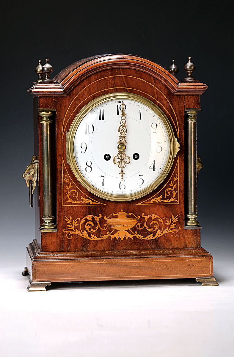 Tischuhr, Frankreich um 1910/20, Holzgehäuse, intarsiert, zwei Messingvollsäulen, seitliche Löwenmaskeronen, profilierter Glasdeckel mit stark ...