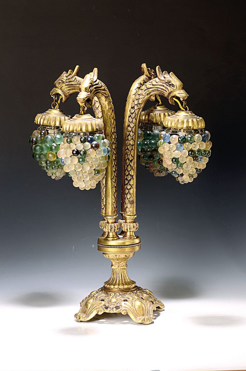 Schwere Tischlampe, Italien, um 1880-1900, schwerer Messingguß, vier Arme in Form von Greifenköpfen, 4 Schirme aus versch. farbigen Glaskugeln, an ...
