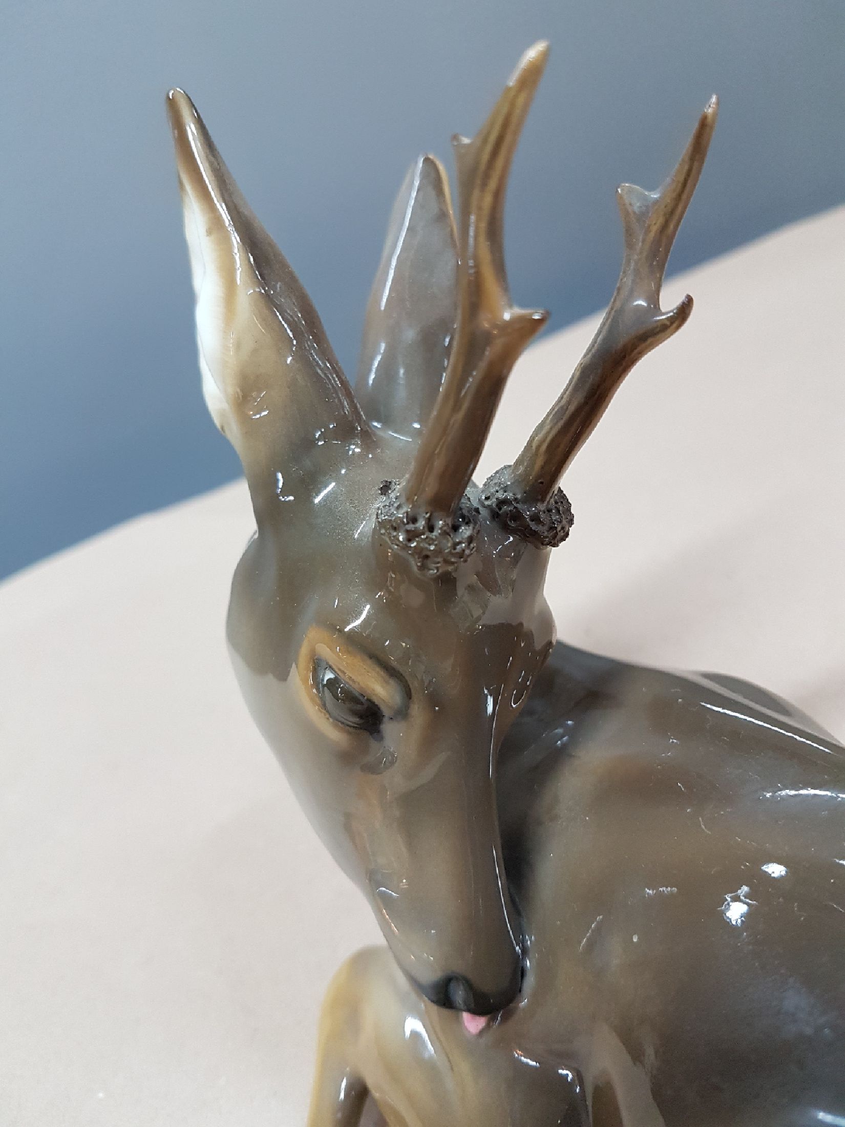 Detail e: Porzellanfigur Rehbock, Nymphenburg, Entw. Theodor Kärner 1905, Porzellan, naturalistisch bemalt, liegender Rehbock, Modellnr. 243, H. 13 cm