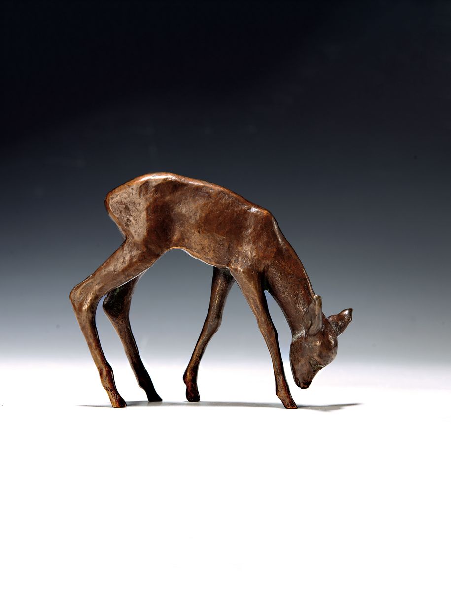 Zuschreibung: Renee Sintenis, 1888 Glatz - 1965 Berlin, Tierplastik, Bronze, braun patiniert, äsendes Reh am Boden schwer leserlich gemarkt ...