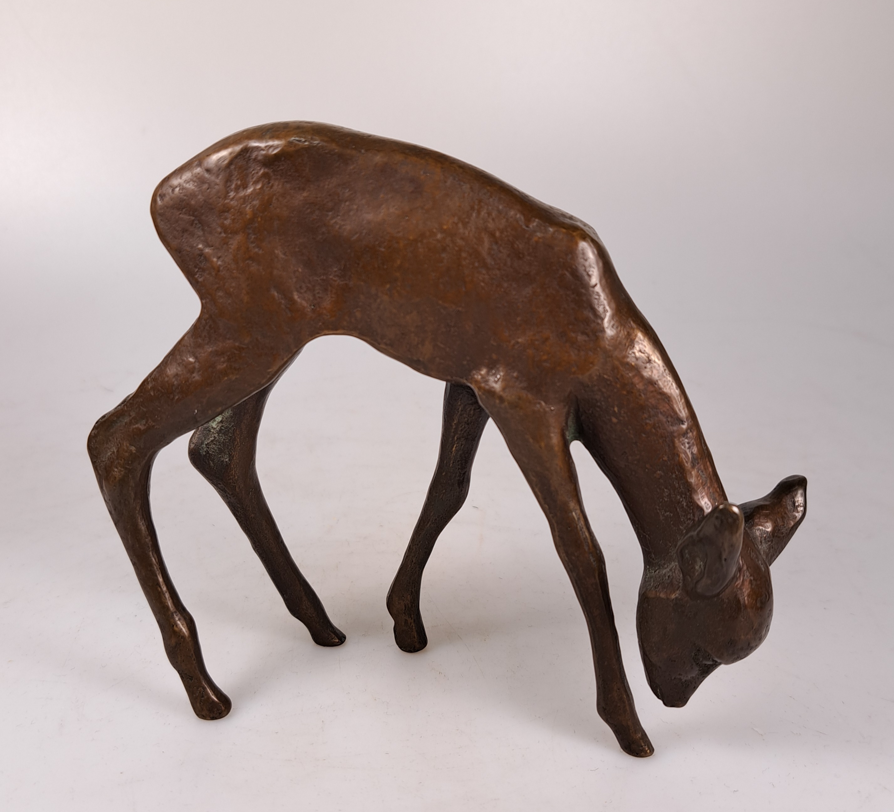 Detail a: Zuschreibung: Renee Sintenis, 1888 Glatz - 1965 Berlin, Tierplastik, Bronze, braun patiniert, äsendes Reh am Boden schwer leserlich gemarkt ...