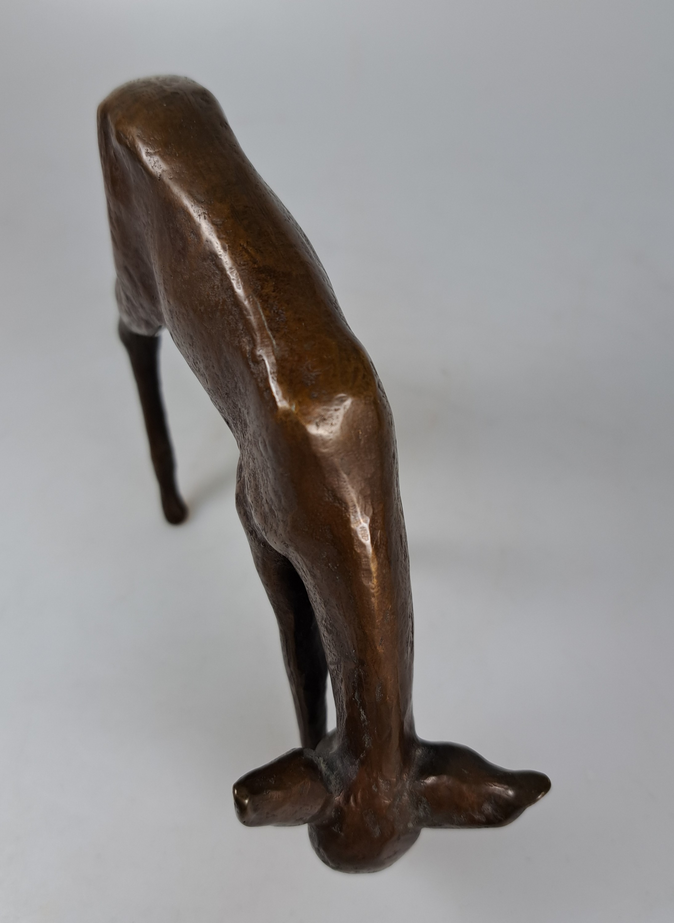 Detail b: Zuschreibung: Renee Sintenis, 1888 Glatz - 1965 Berlin, Tierplastik, Bronze, braun patiniert, äsendes Reh am Boden schwer leserlich gemarkt ...
