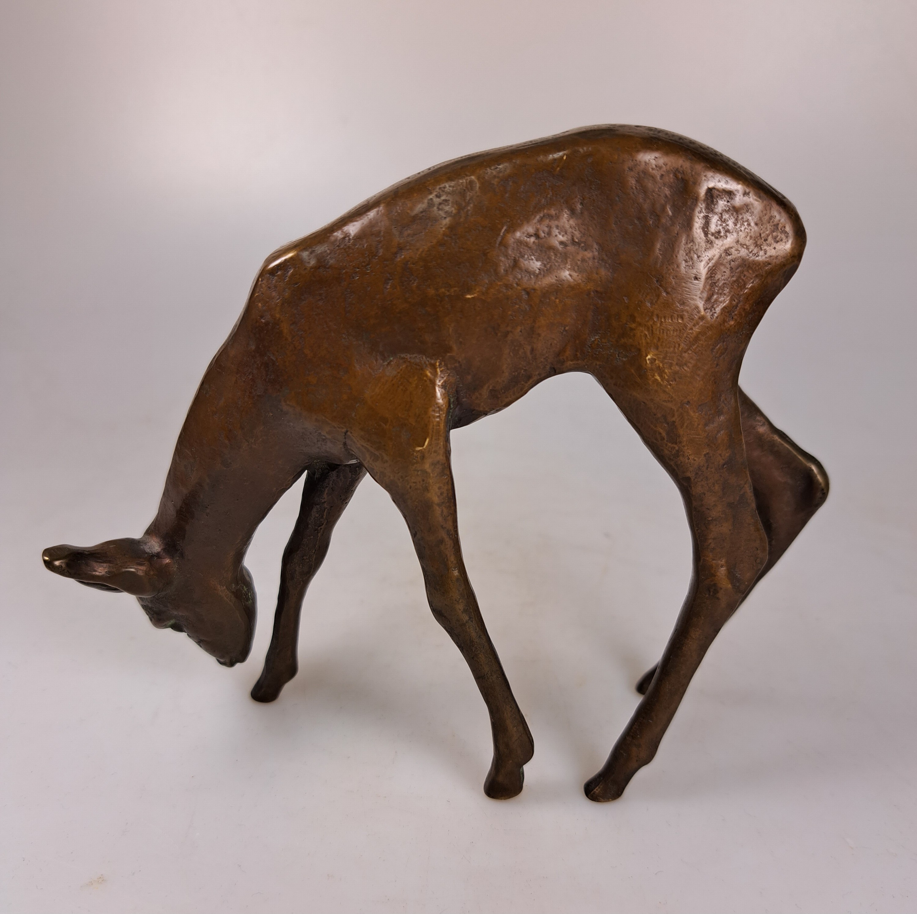 Detail c: Zuschreibung: Renee Sintenis, 1888 Glatz - 1965 Berlin, Tierplastik, Bronze, braun patiniert, äsendes Reh am Boden schwer leserlich gemarkt ...