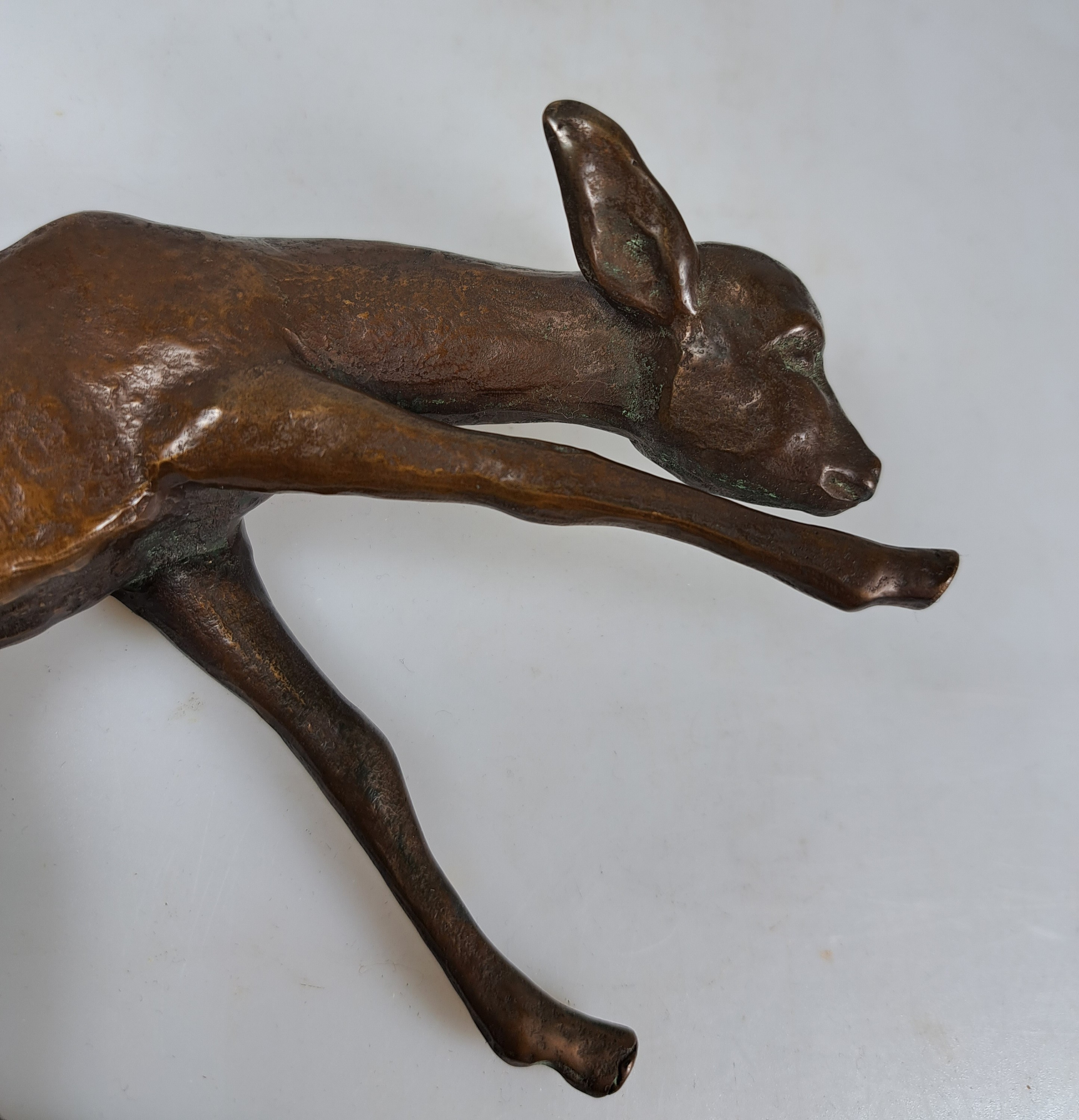 Detail d: Zuschreibung: Renee Sintenis, 1888 Glatz - 1965 Berlin, Tierplastik, Bronze, braun patiniert, äsendes Reh am Boden schwer leserlich gemarkt ...