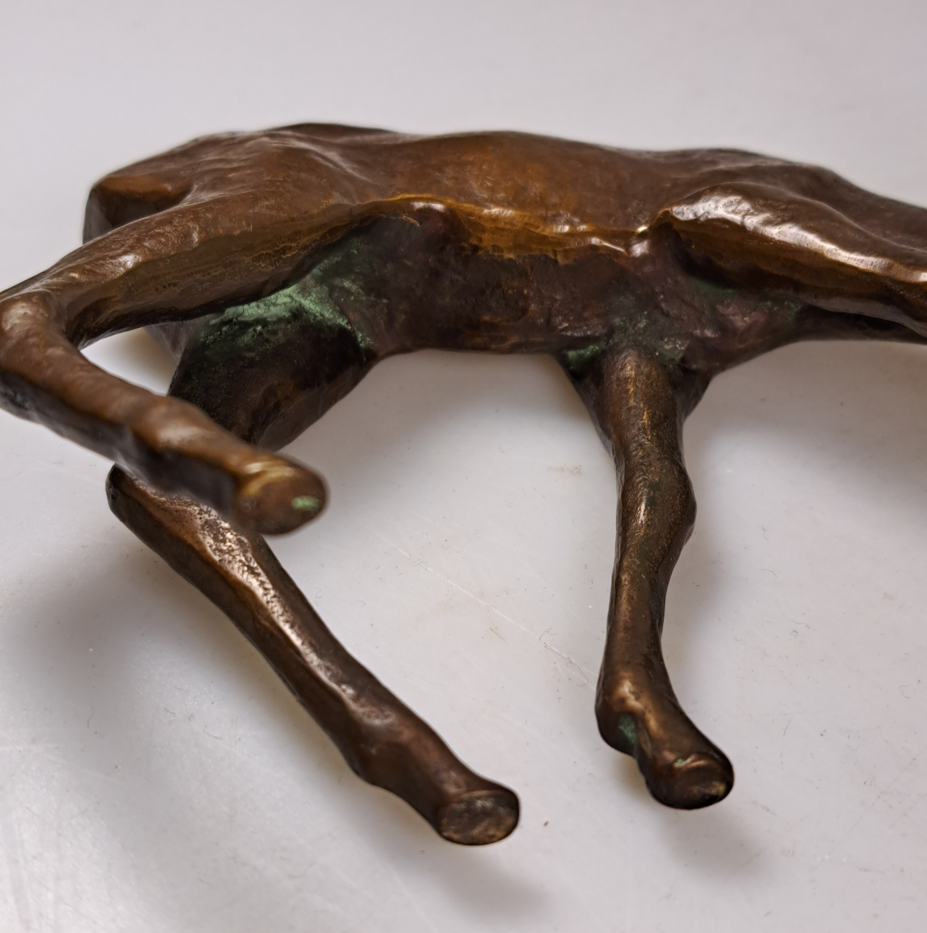 Detail e: Zuschreibung: Renee Sintenis, 1888 Glatz - 1965 Berlin, Tierplastik, Bronze, braun patiniert, äsendes Reh am Boden schwer leserlich gemarkt ...