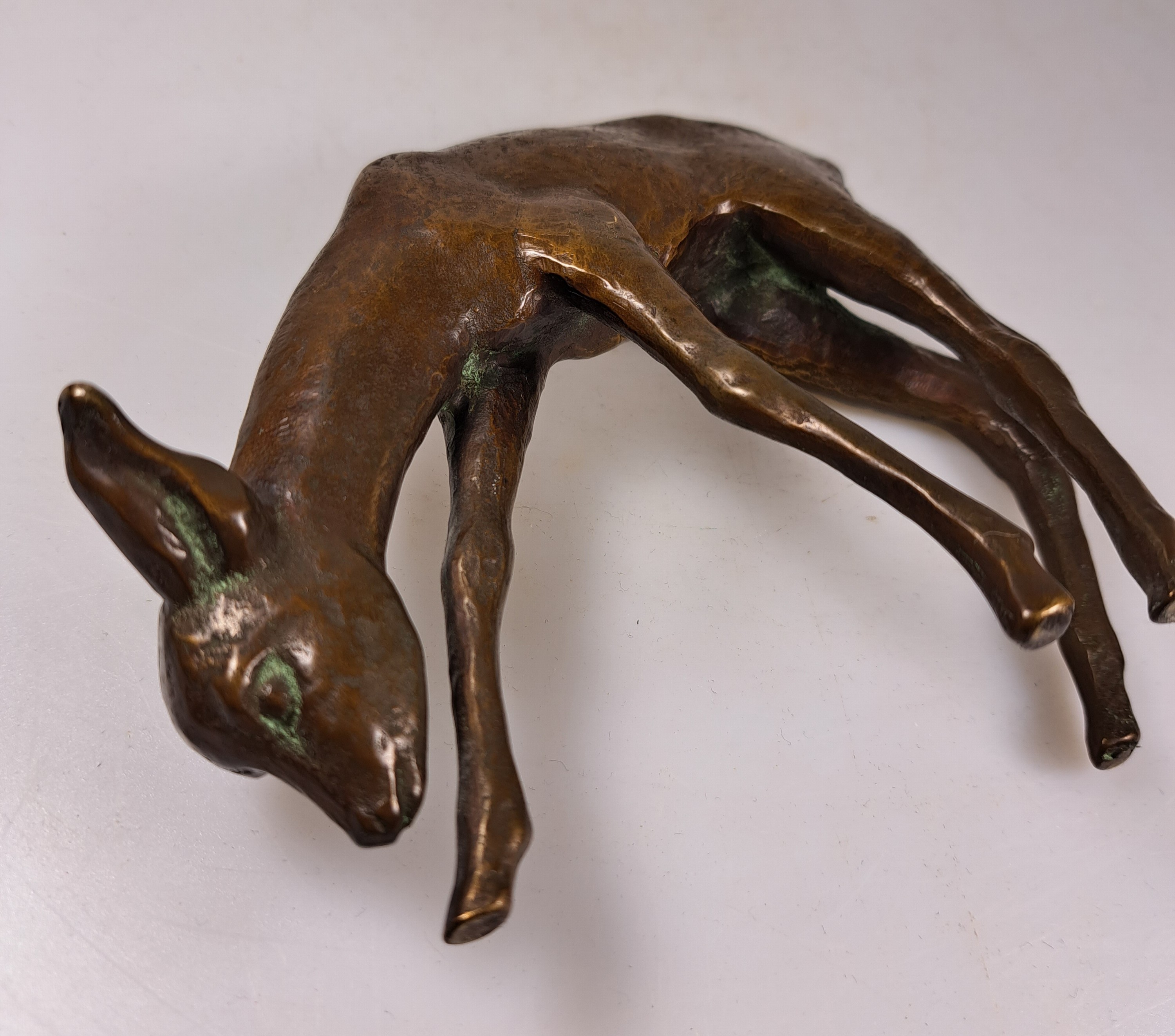 Detail g: Zuschreibung: Renee Sintenis, 1888 Glatz - 1965 Berlin, Tierplastik, Bronze, braun patiniert, äsendes Reh am Boden schwer leserlich gemarkt ...