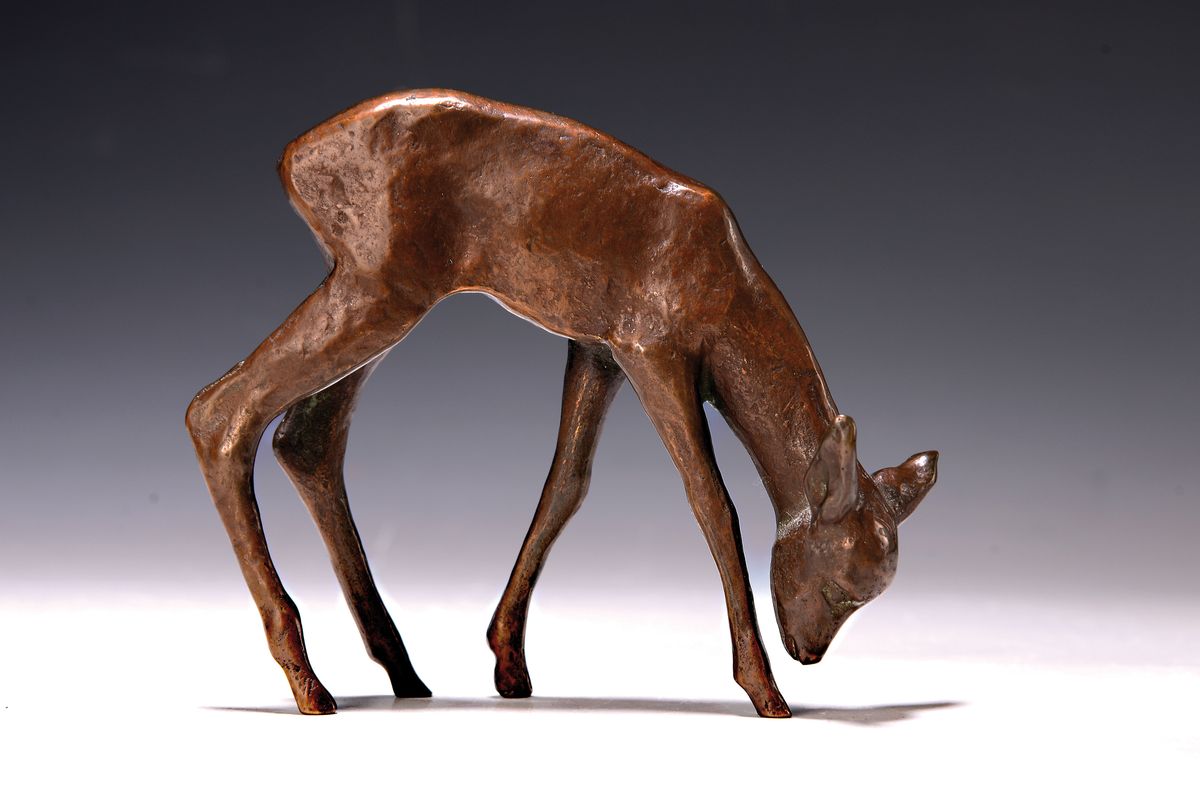 Detail k: Zuschreibung: Renee Sintenis, 1888 Glatz - 1965 Berlin, Tierplastik, Bronze, braun patiniert, äsendes Reh am Boden schwer leserlich gemarkt ...