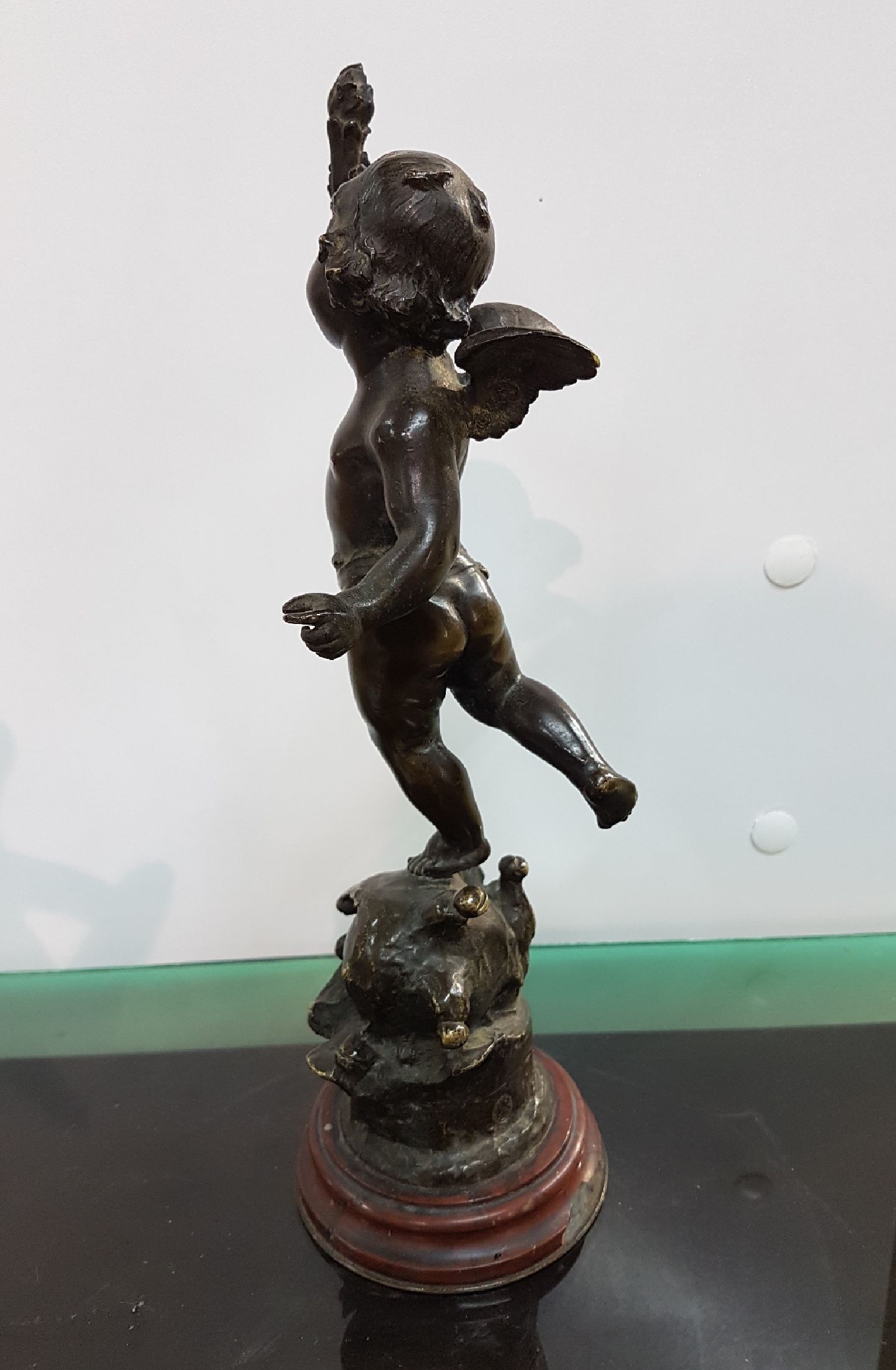 Detail b: Skulptur von Georges de Kerveguen, gest. 1897, Amor mit einer Fackel, Bronze, sign., Gießerstempel unleserlich, Steinsockel besch., Gesamth. ca. 31cm