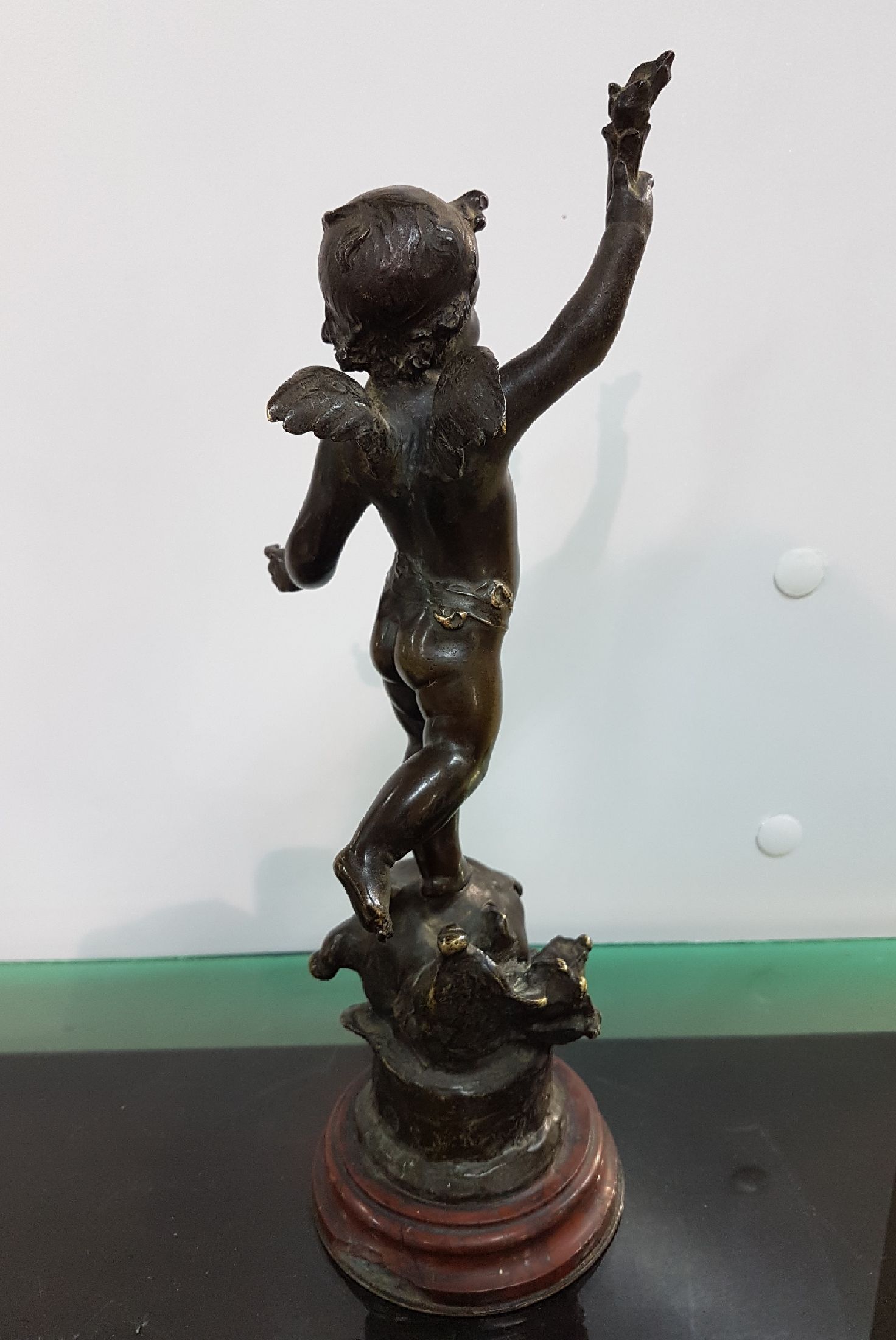 Detail c: Skulptur von Georges de Kerveguen, gest. 1897, Amor mit einer Fackel, Bronze, sign., Gießerstempel unleserlich, Steinsockel besch., Gesamth. ca. 31cm