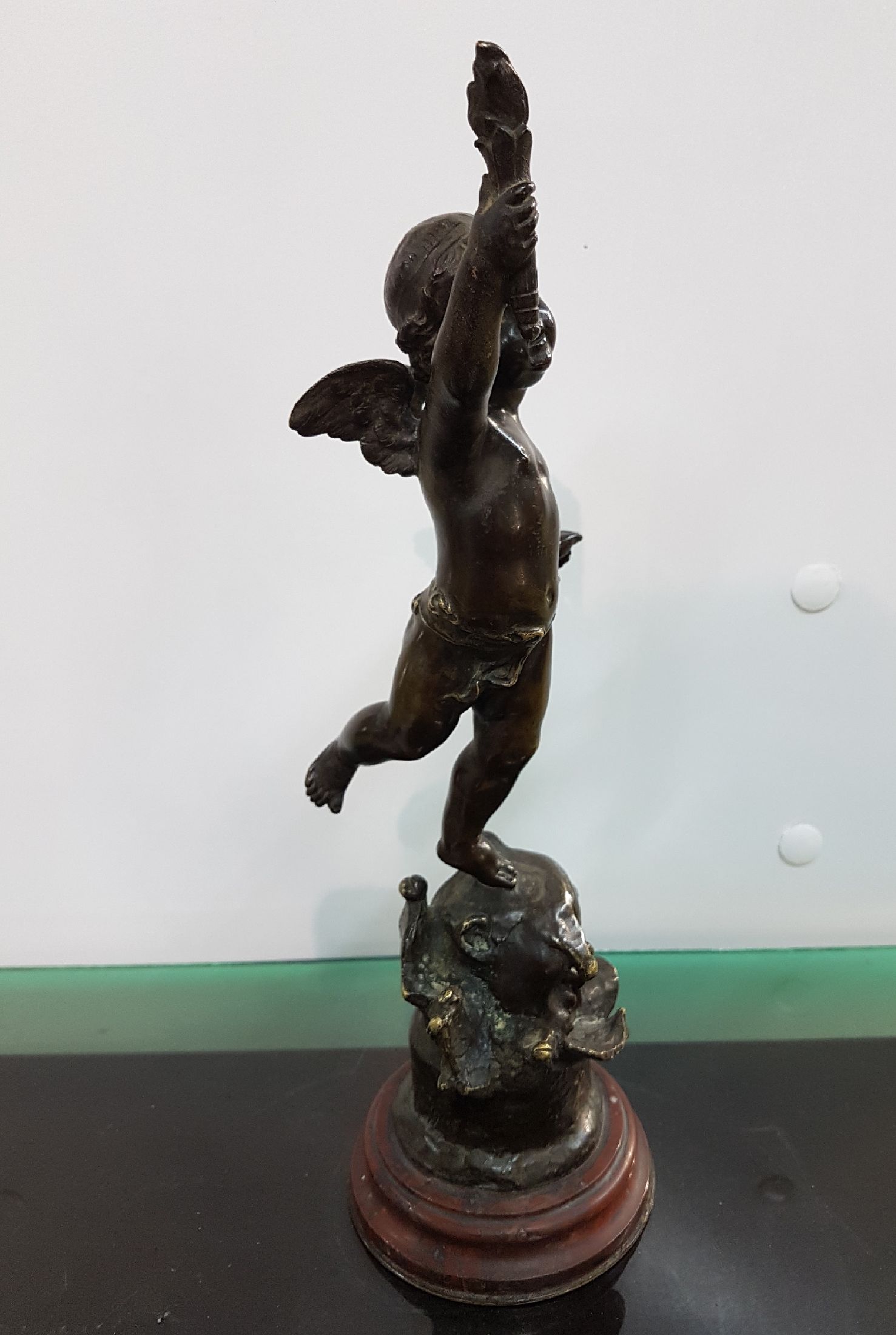 Detail d: Skulptur von Georges de Kerveguen, gest. 1897, Amor mit einer Fackel, Bronze, sign., Gießerstempel unleserlich, Steinsockel besch., Gesamth. ca. 31cm