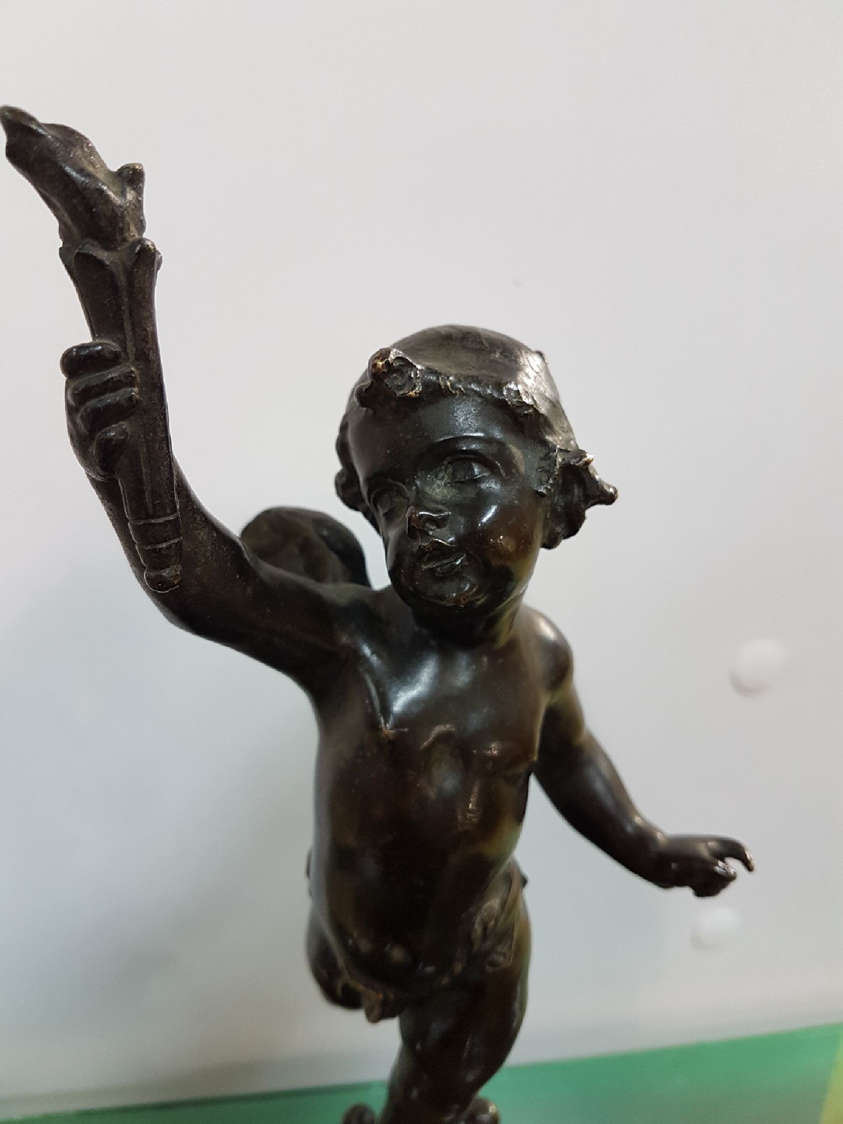 Detail e: Skulptur von Georges de Kerveguen, gest. 1897, Amor mit einer Fackel, Bronze, sign., Gießerstempel unleserlich, Steinsockel besch., Gesamth. ca. 31cm