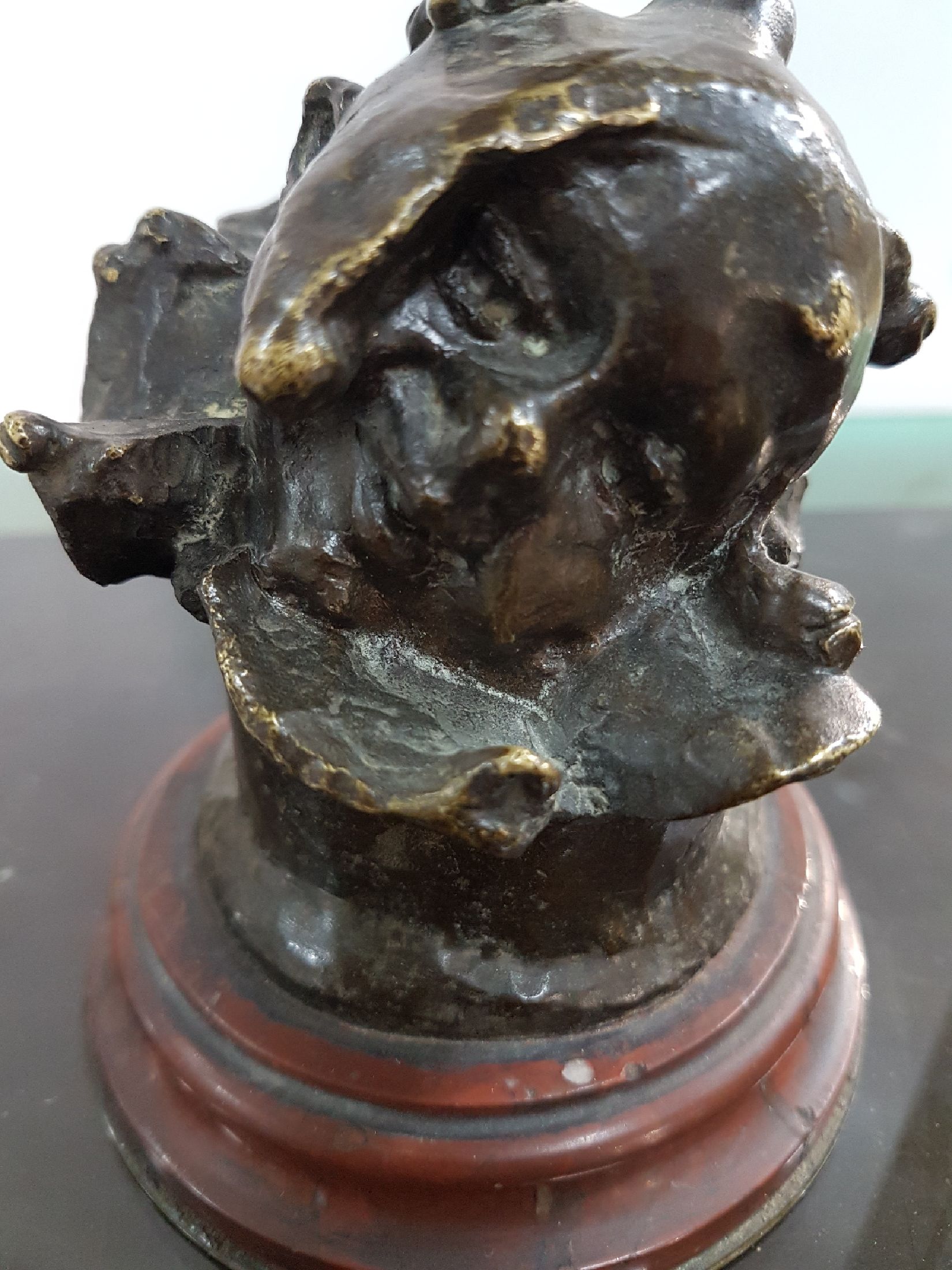 Detail f: Skulptur von Georges de Kerveguen, gest. 1897, Amor mit einer Fackel, Bronze, sign., Gießerstempel unleserlich, Steinsockel besch., Gesamth. ca. 31cm