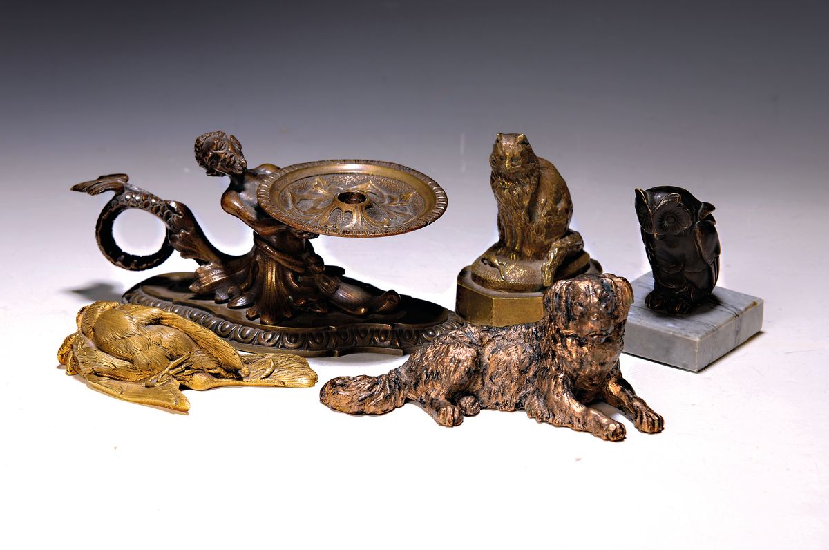 Konvolut aus 5 Bronze Figurinen, 20.Jh., Bronze, Nöck als Leuchter, liegender Hund, sitzende Eule, Katze und toter Vogel als nature morte nach Louis ...