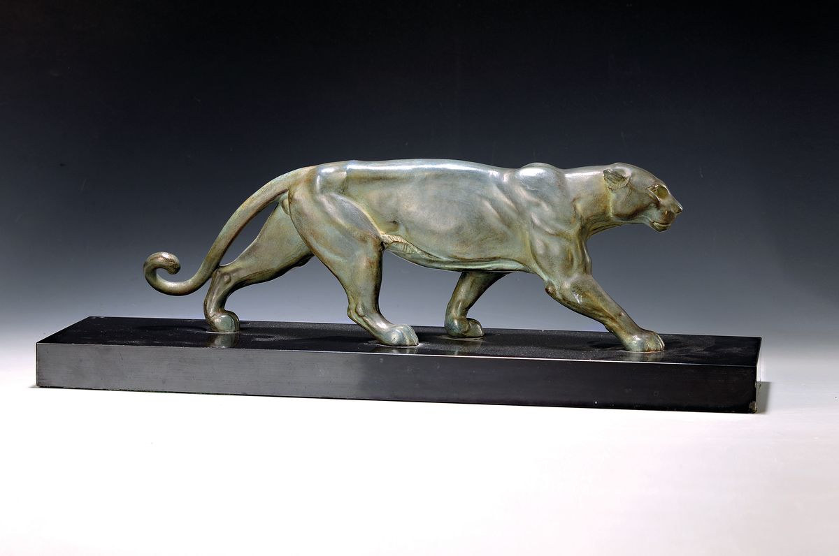 Art-Deco-Figur, Frankreich, um 1930, Regulle, bleifarben patiniert, sich anschleichender Panther auf Steinsockel, ca. 47 cm lang und ca. 15 cm hoch, ...
