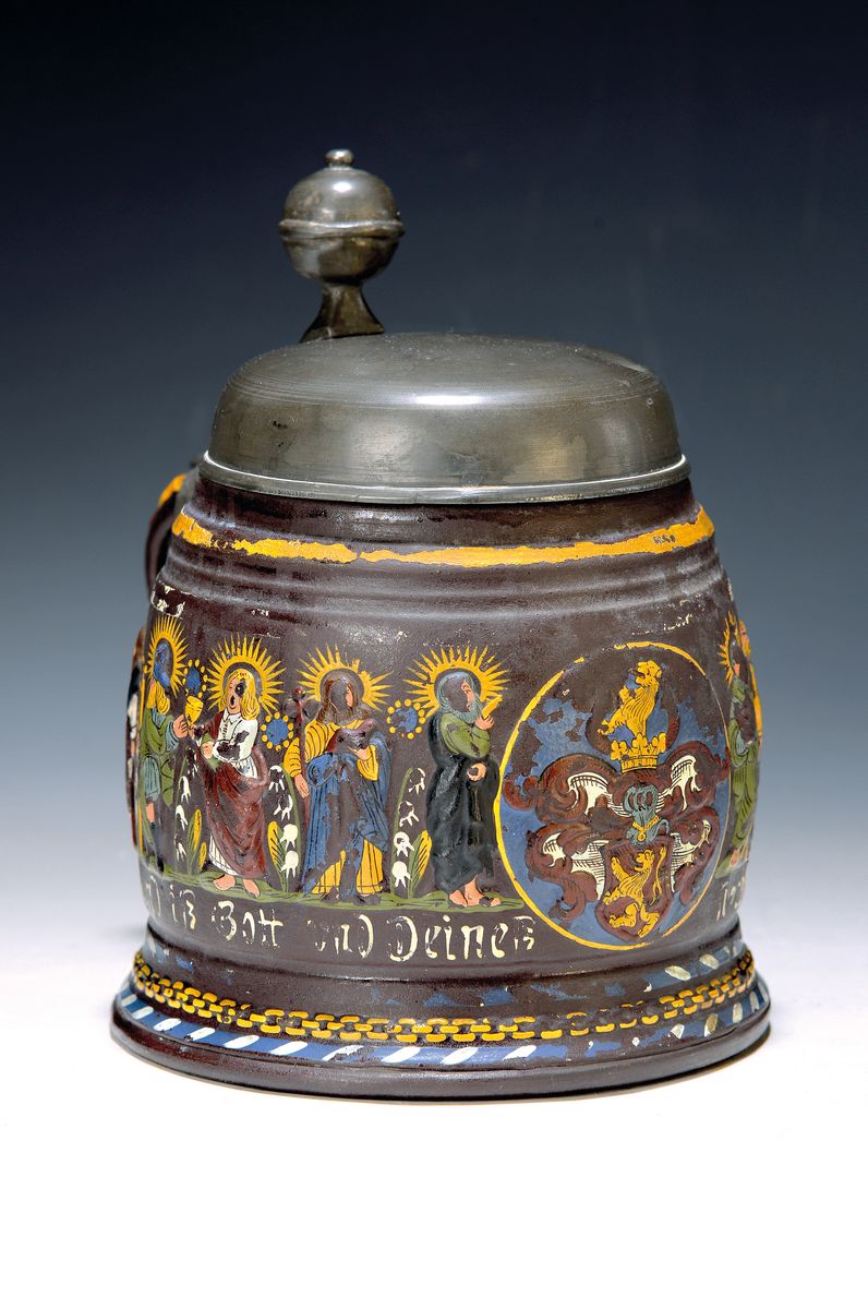 Creußner Apostelkrug, um 1900, Steinzeug, salzglasiert, Zinndeckel, je sechs Apostel flankieren eine Kartusche mit Wappen (springender Löwe links), ...