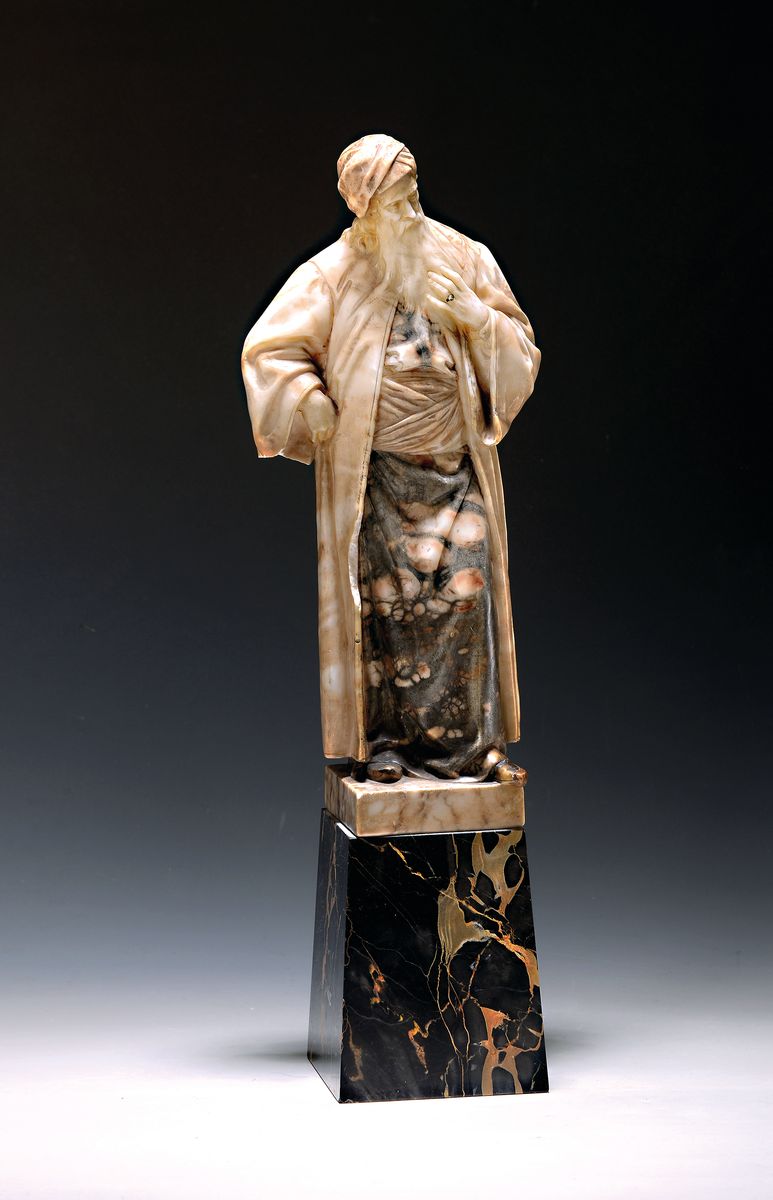 Nathan der Weise, Skulptur von Adolf Jahn (1858-1941), Alabaster, sign., am Sockel eingelassene Plakette von Gladenbeck, Marmorsockel, Mantel besch., ...