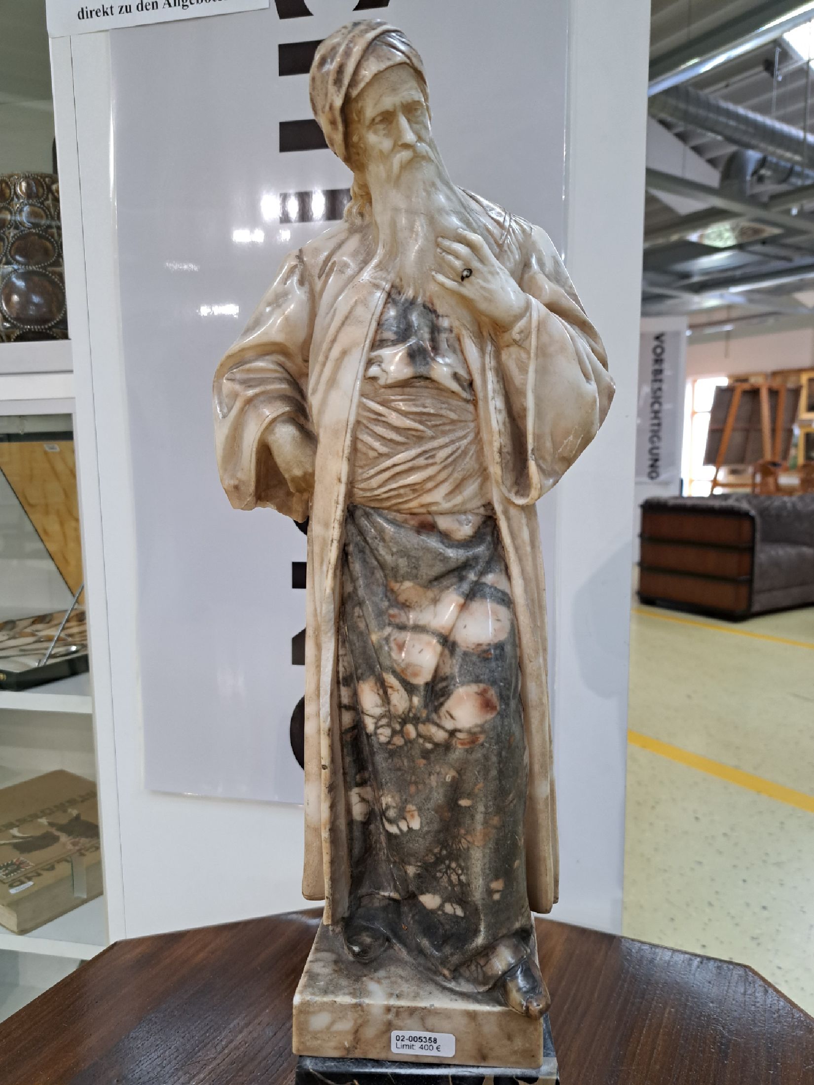 Detail a: Nathan der Weise, Skulptur von Adolf Jahn (1858-1941), Alabaster, sign., am Sockel eingelassene Plakette von Gladenbeck, Marmorsockel, Mantel besch., ...