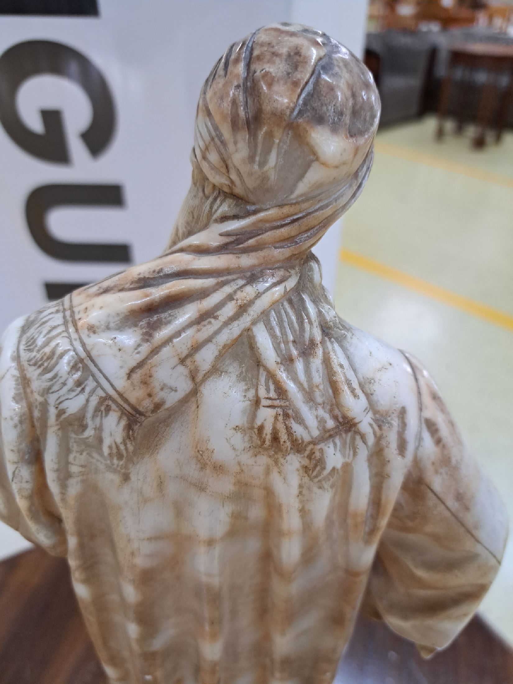 Detail b: Nathan der Weise, Skulptur von Adolf Jahn (1858-1941), Alabaster, sign., am Sockel eingelassene Plakette von Gladenbeck, Marmorsockel, Mantel besch., ...