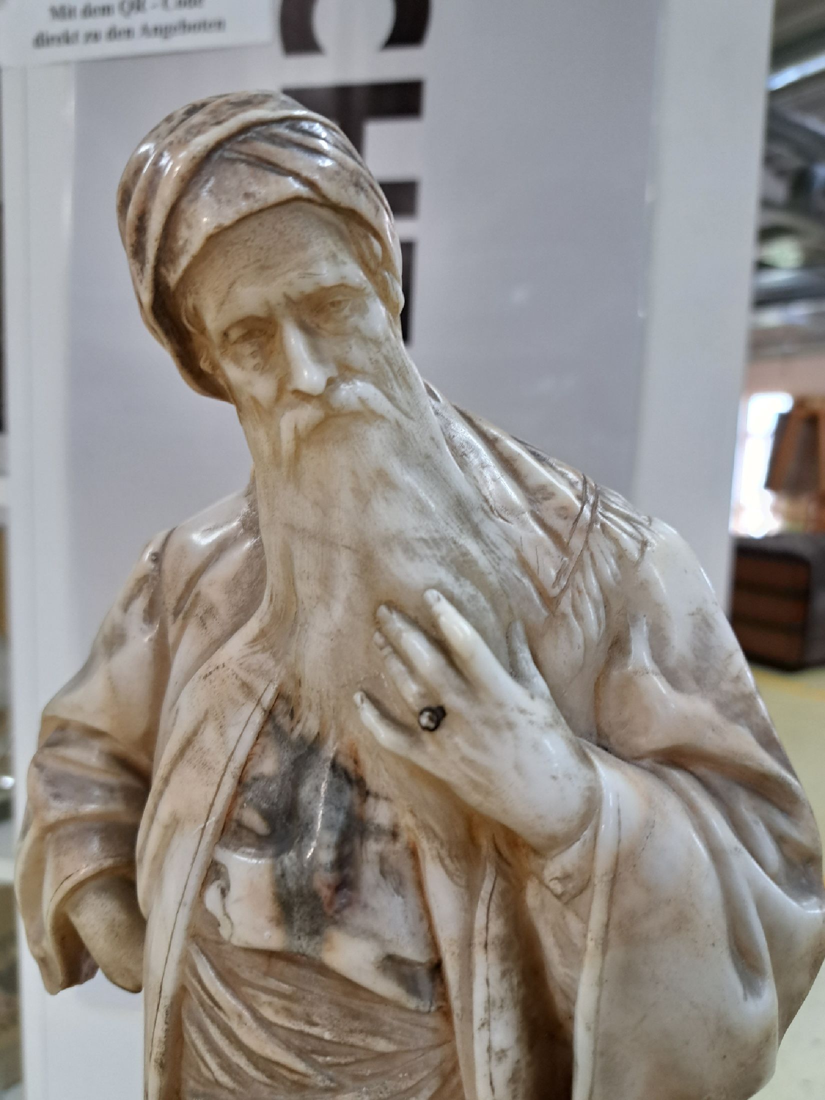 Detail c: Nathan der Weise, Skulptur von Adolf Jahn (1858-1941), Alabaster, sign., am Sockel eingelassene Plakette von Gladenbeck, Marmorsockel, Mantel besch., ...