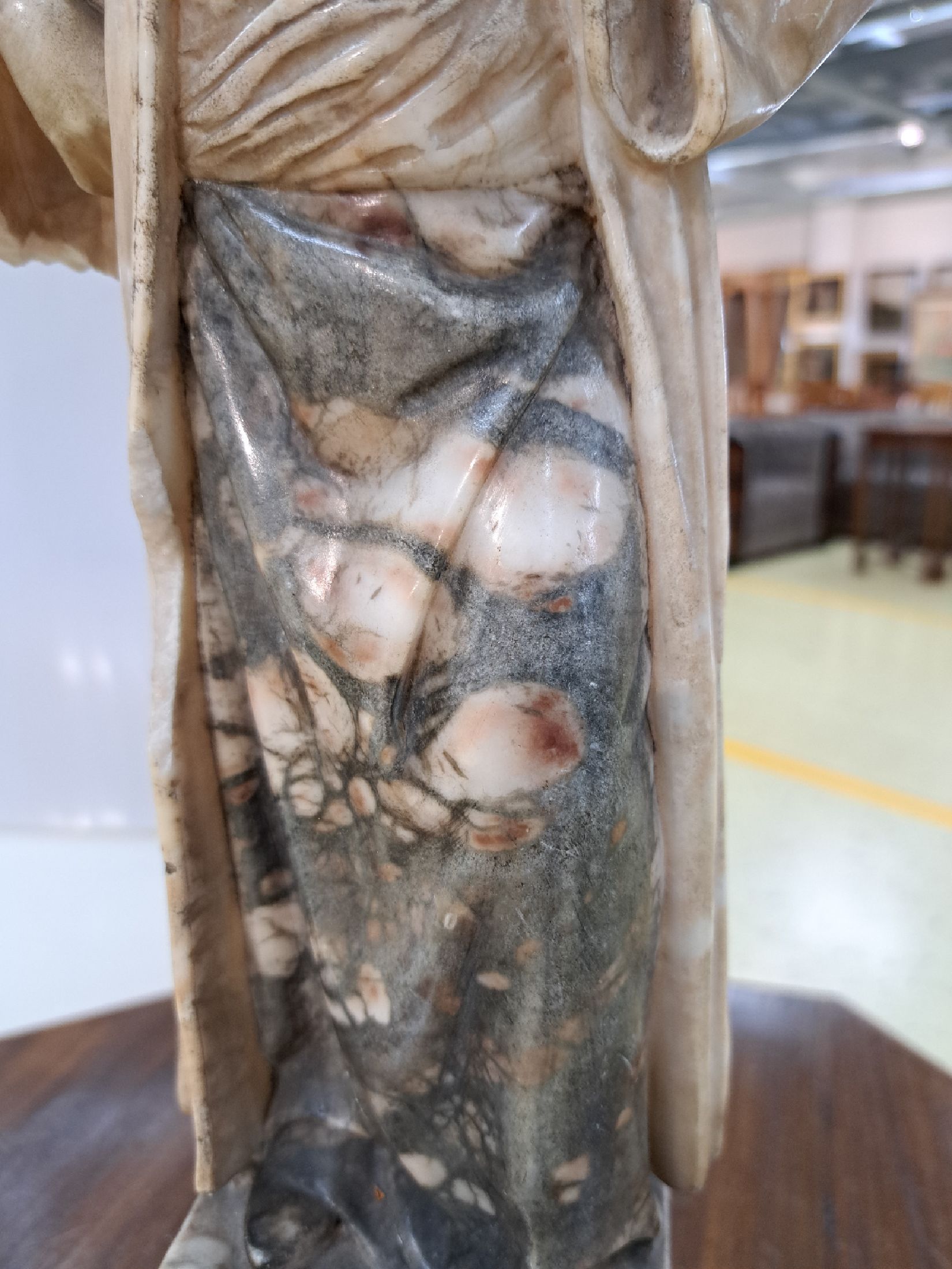Detail d: Nathan der Weise, Skulptur von Adolf Jahn (1858-1941), Alabaster, sign., am Sockel eingelassene Plakette von Gladenbeck, Marmorsockel, Mantel besch., ...
