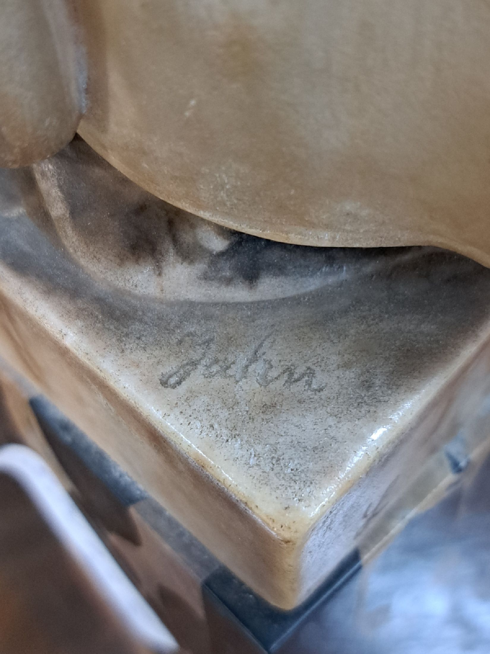 Detail e: Nathan der Weise, Skulptur von Adolf Jahn (1858-1941), Alabaster, sign., am Sockel eingelassene Plakette von Gladenbeck, Marmorsockel, Mantel besch., ...