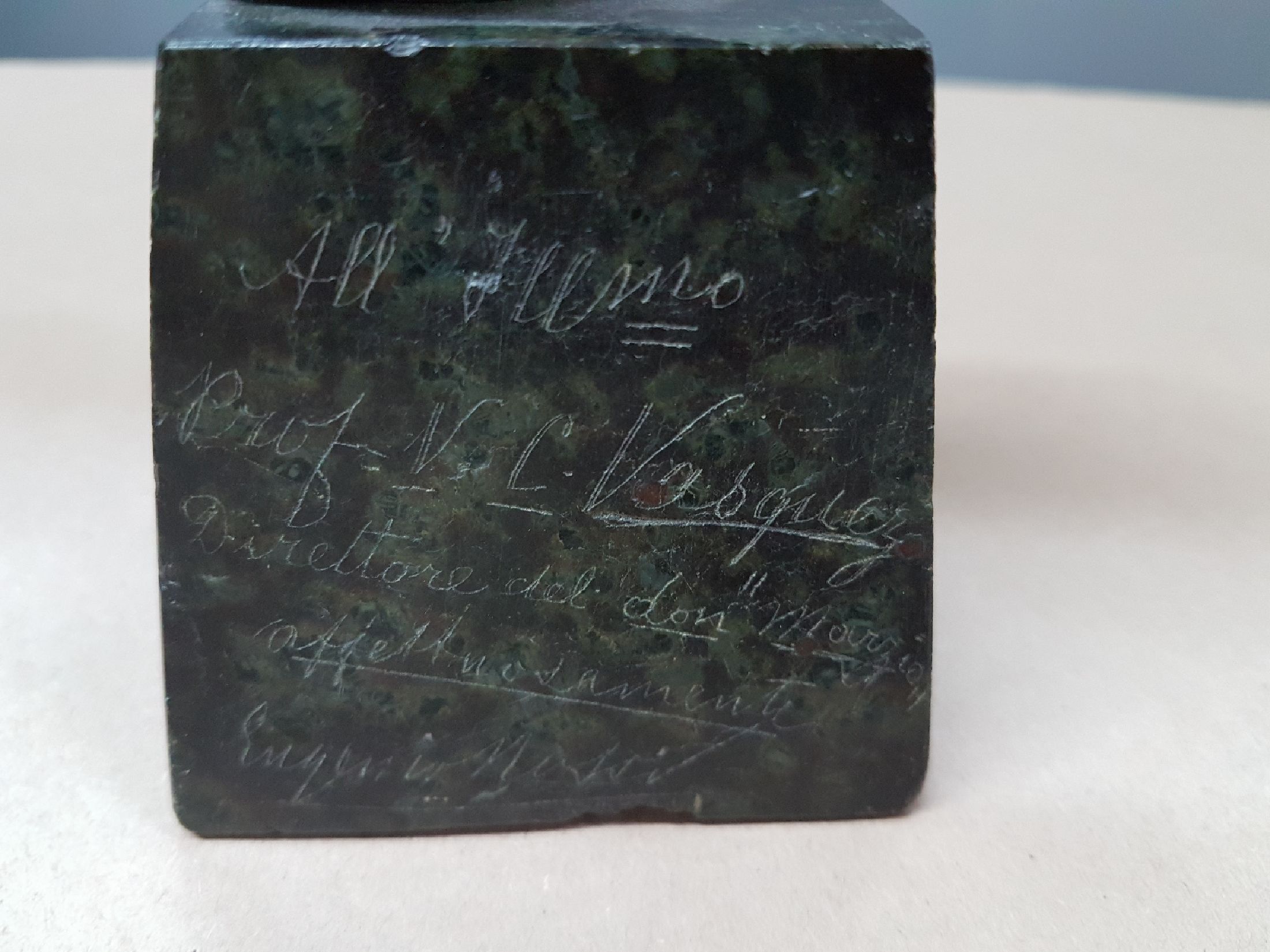 Detail e: Bronzebüste monogrammiert ER, Anfang 20.Jh., Bronze patiniert, schwarzer Steinsockel best., Ritzinschrift, bez. "Nelly", monogrammiert ER, ...