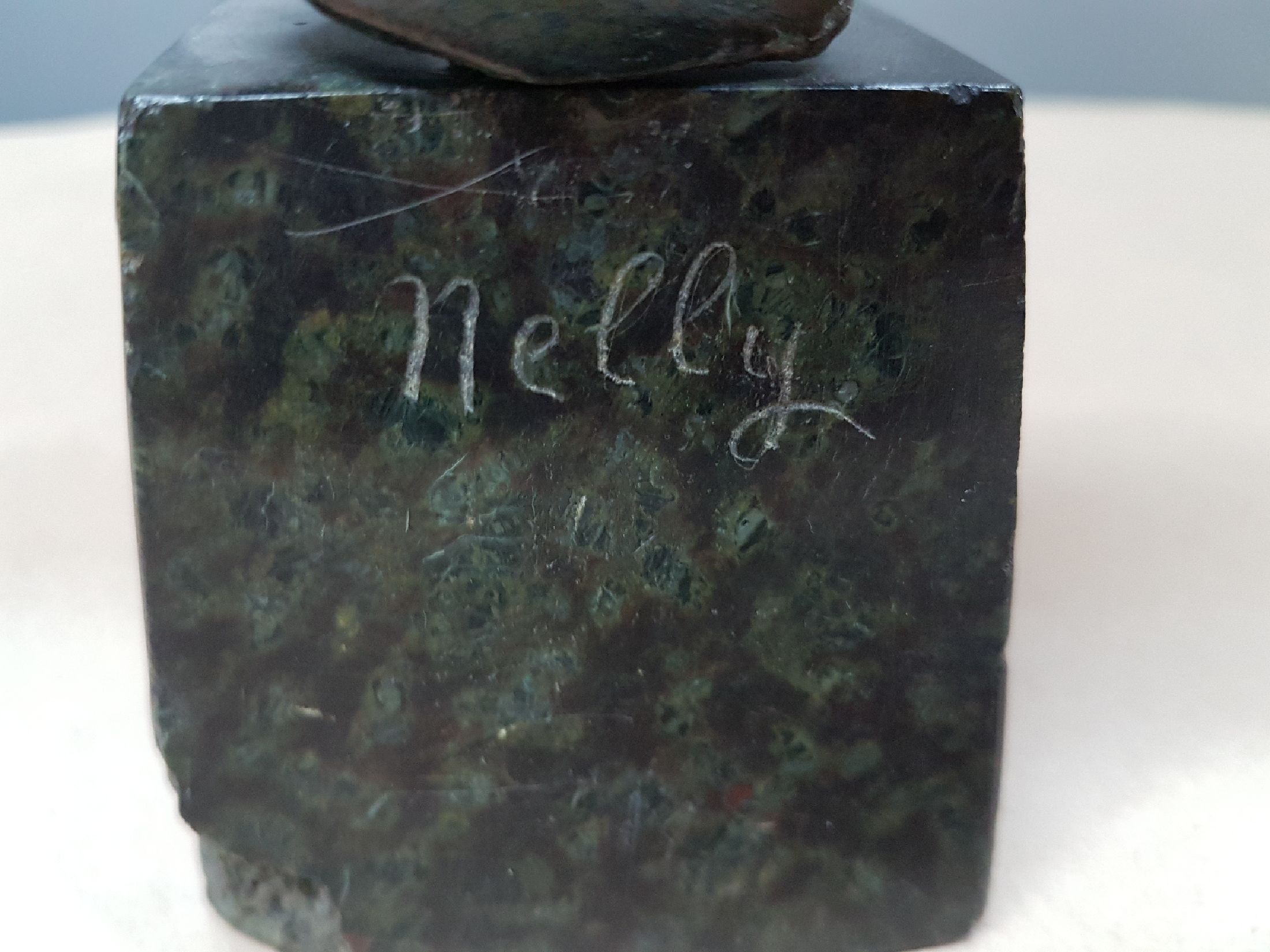 Detail f: Bronzebüste monogrammiert ER, Anfang 20.Jh., Bronze patiniert, schwarzer Steinsockel best., Ritzinschrift, bez. "Nelly", monogrammiert ER, ...