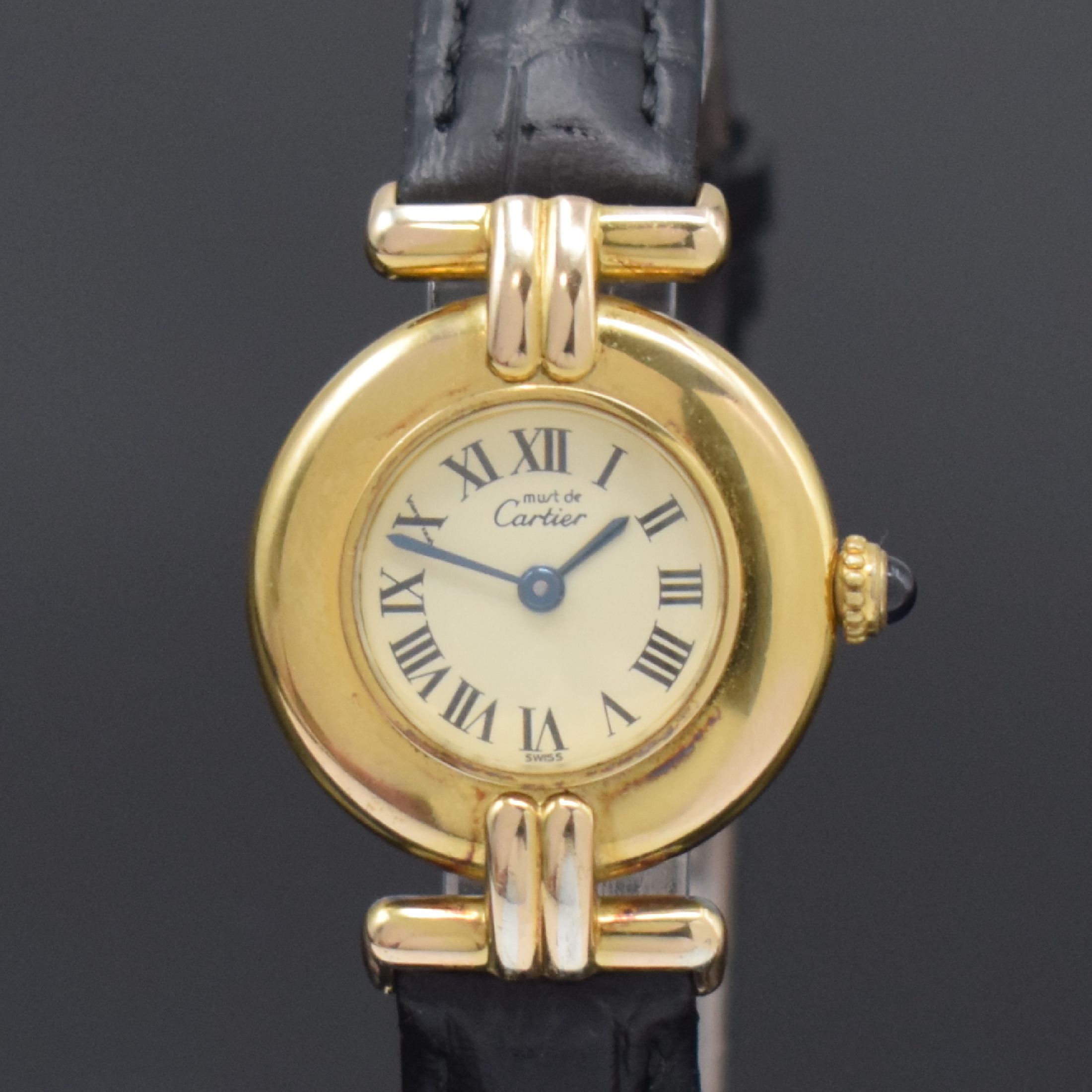 Detail a: CARTIER Must Colisee Damenarmbanduhr Referenz 590002, Schweiz um 1990, quartz, verg. Silbergeh. m. anges. Bandanstößen, Boden 2- fach verschr., ...