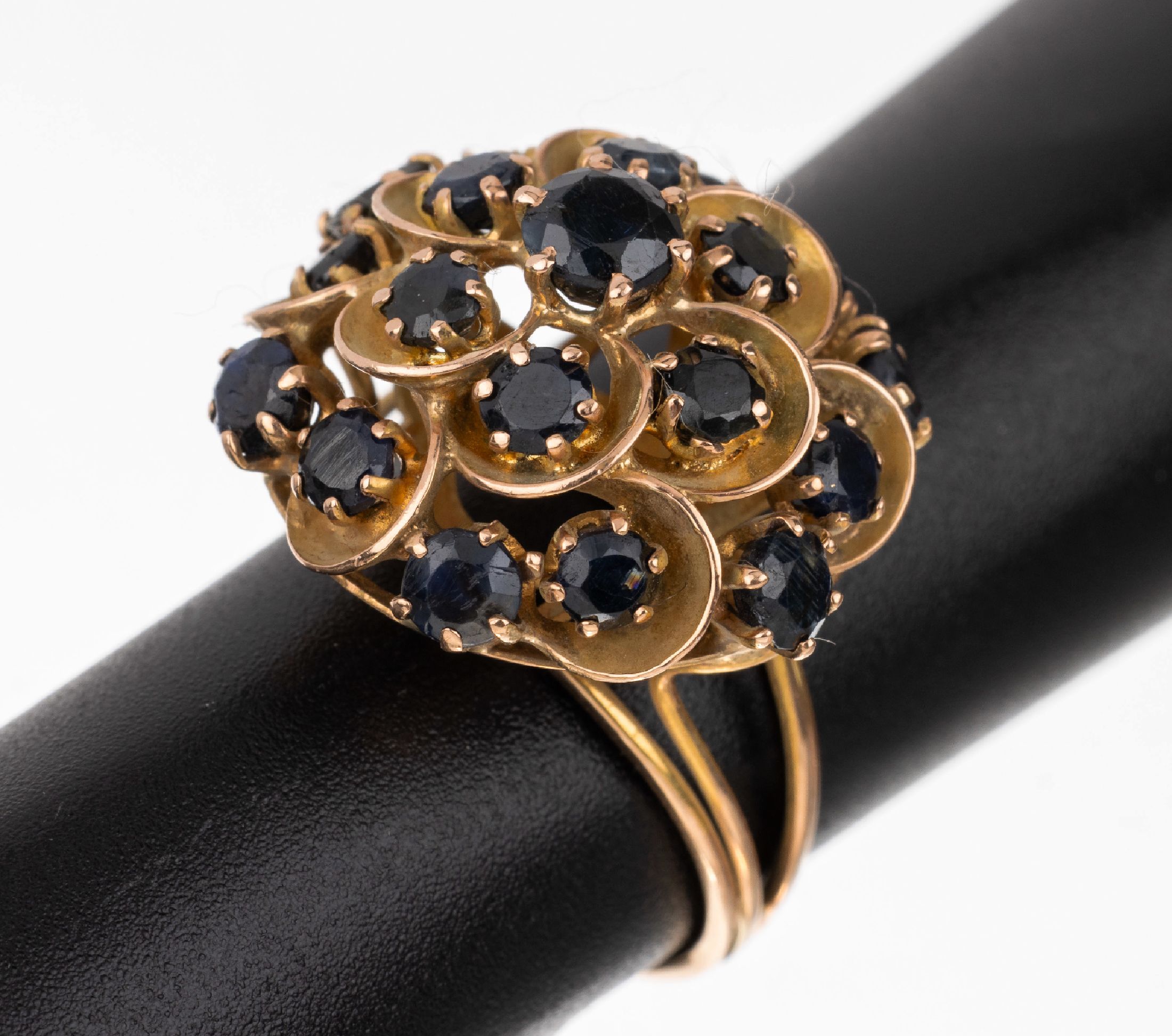 14 kt Gold Saphir Blütenring, GG 585/000, in mehreren Ebenen aufgebaut, bes. mit 19 rundfacett. Saphiren, RW 53, ca. 6.1 g