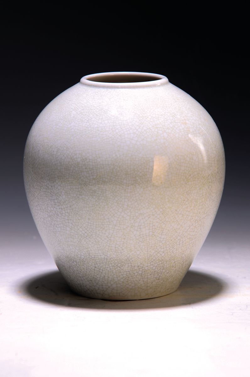 Ziervase, Trude Petri (1906-1998) für KPM Berlin, Porzellan, grauer Krakelee-Dekor, gebauchte Form, blaue Szeptermarke, H. 17 cm