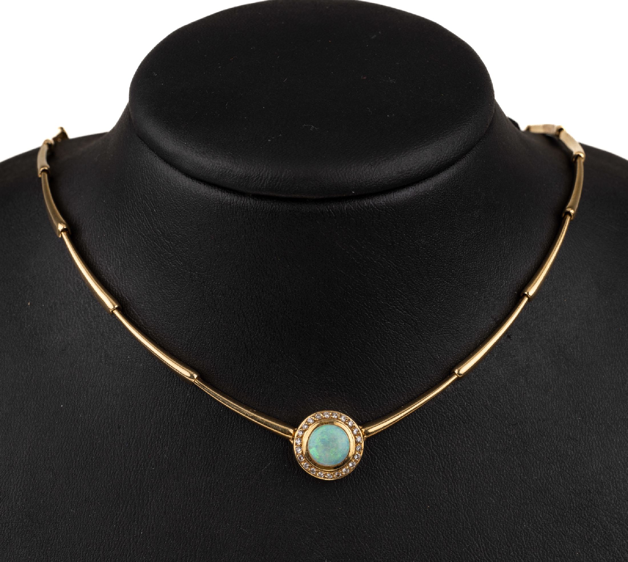 18 kt Gold Opal Brillant Collier, GG 750/ 000, Mittelteil mit rundem Opalcabochon ca. 1.40 ct, umgeben von 22 Brillanten zus. ca. 0.11 ct Weiß/si, ...