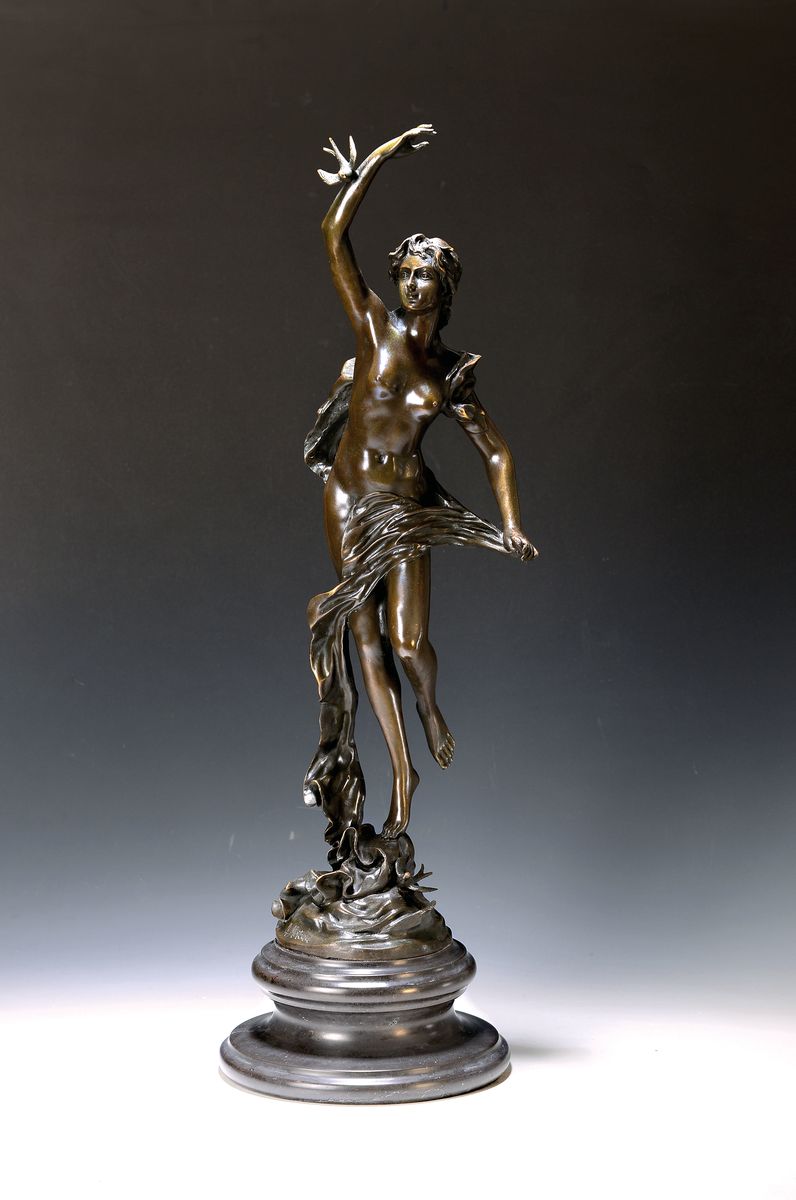 Auguste Moreau (nach), 1861-1906, große Bronzeplastik, junge Frau mit Tuch und Vögeln, auf Plinthe signiert, Steinsockel, Gießerstempel JB Deposee ...