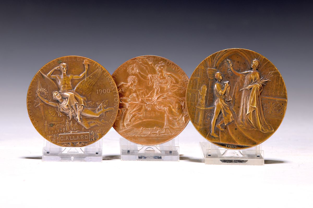 3 Medaillen zur Exposition Universelle / Weltausstellung, Paris 1889 und 1900, Brüssel 1910, Bronze, Louis-Alexandre Bottee (1852 -1940) für die ...