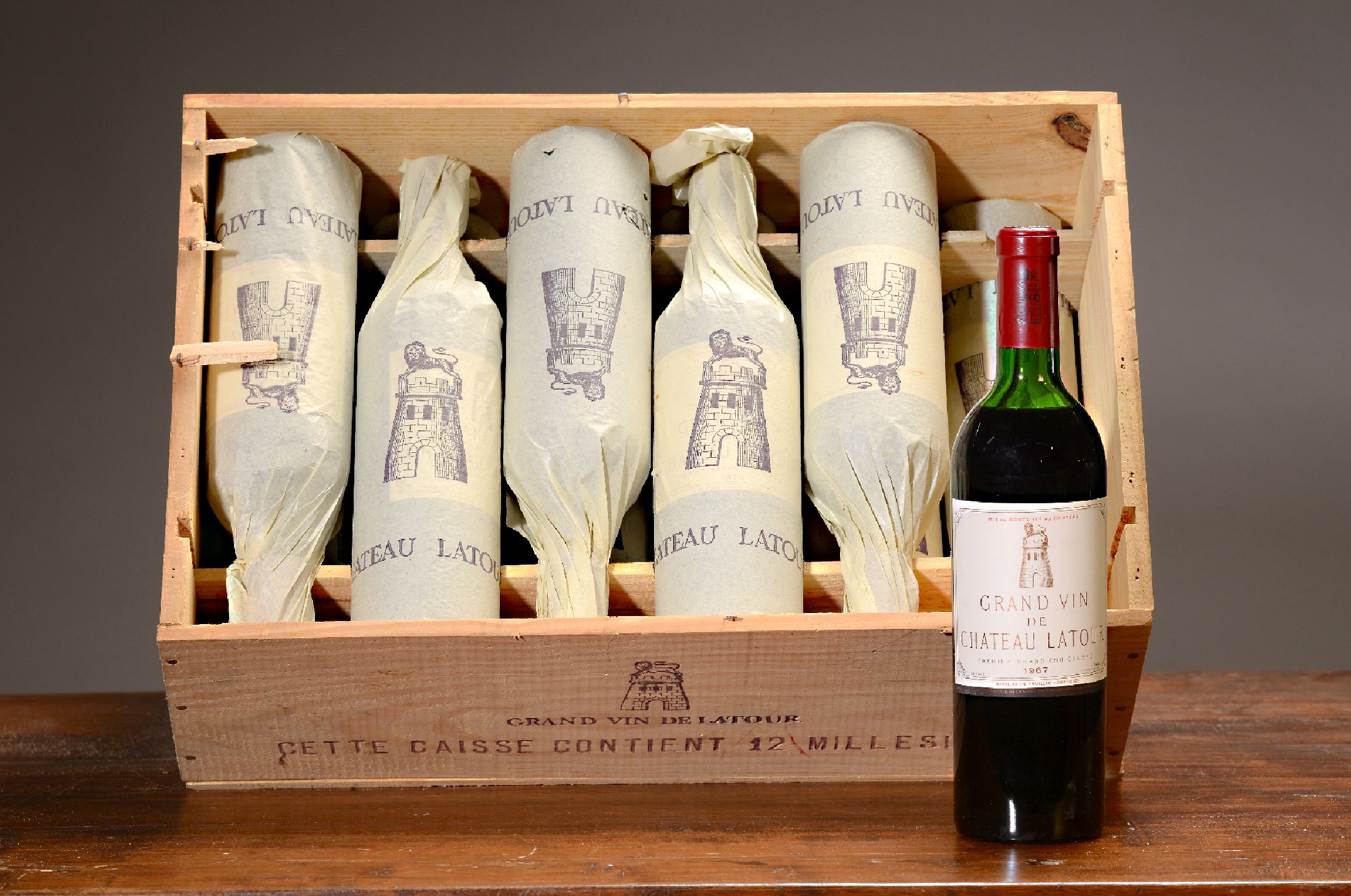 12 Flaschen Chateau Latour Millesime, Paulliac, premier grand cru classé, in orig. Holzkiste je eine Flasche der Jahrgänge 1967, 1971, 1975, 1976, ...
