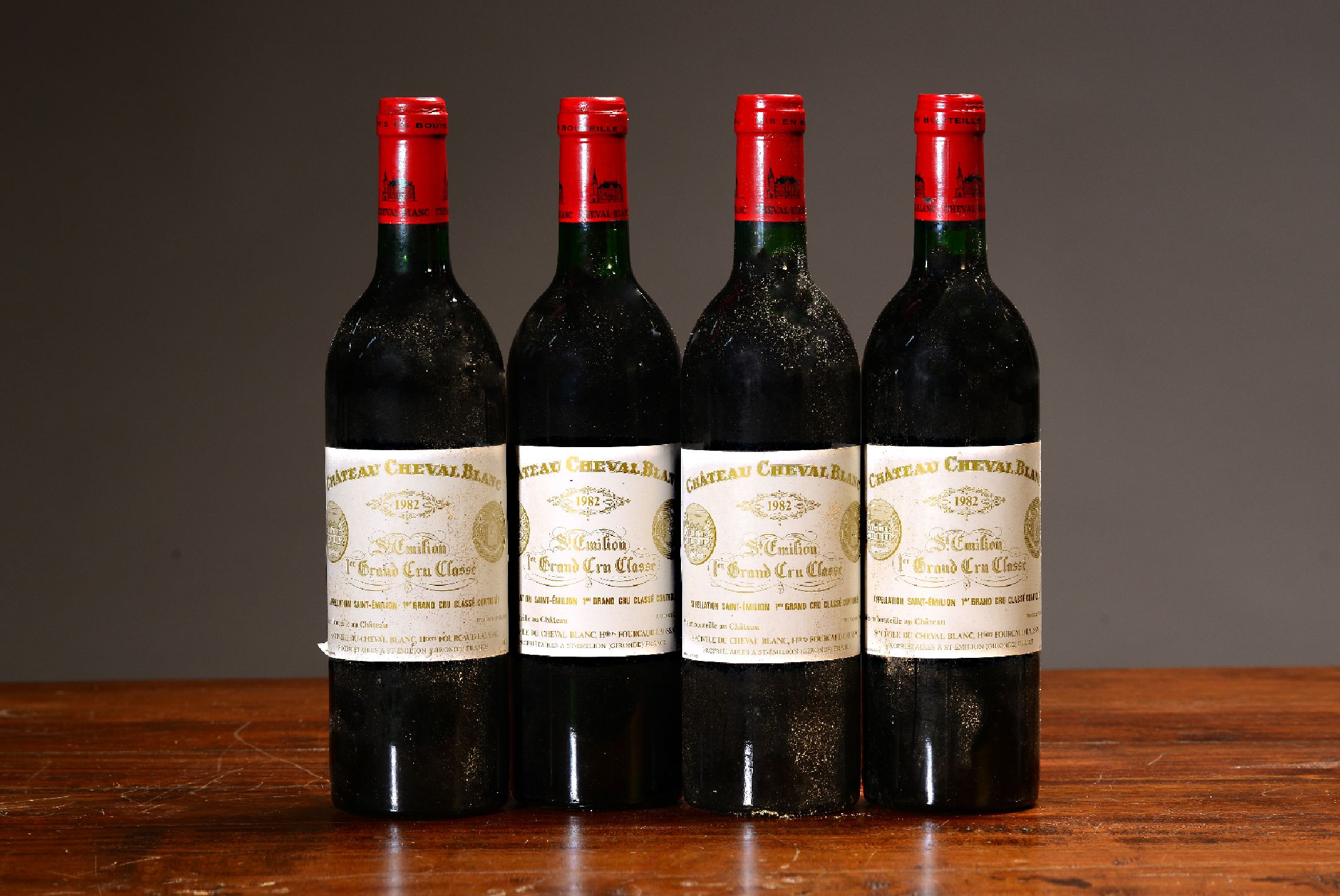 4 Flaschen 1982 Chateau Cheval Blanc, St. Emilion, grand cru classé, je 75cl, orig. verkorkt und unverkostet, mid shoulder