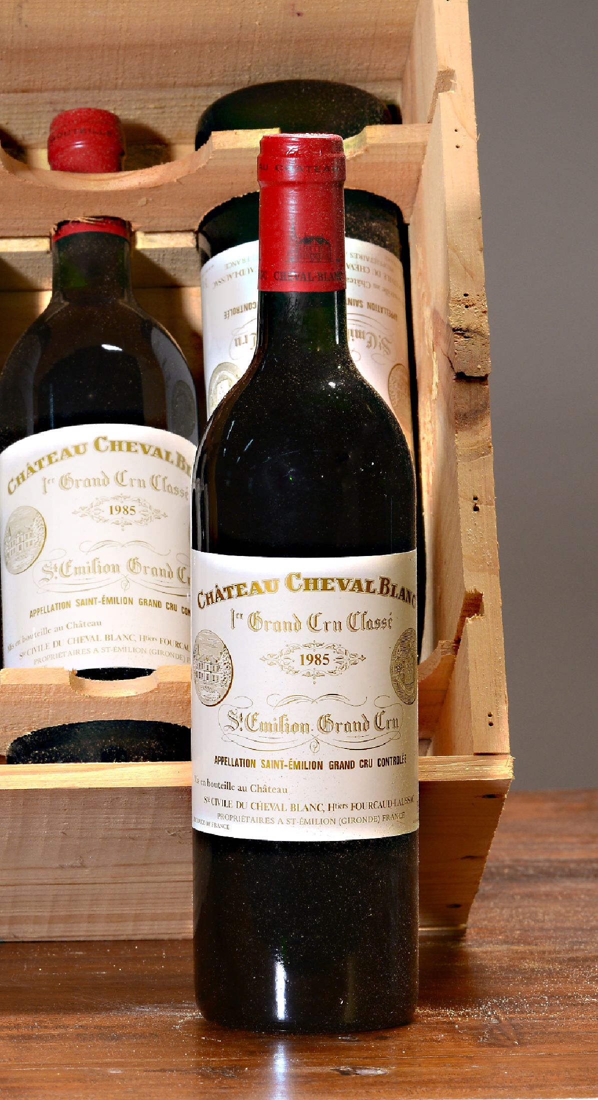 Detail a: 7 Flaschen 1985 Chateau Cheval Blanc, St. Emilion, grand cru classé, je 75cl, orig. verkorkt und unverkostet, orig. Holzkiste