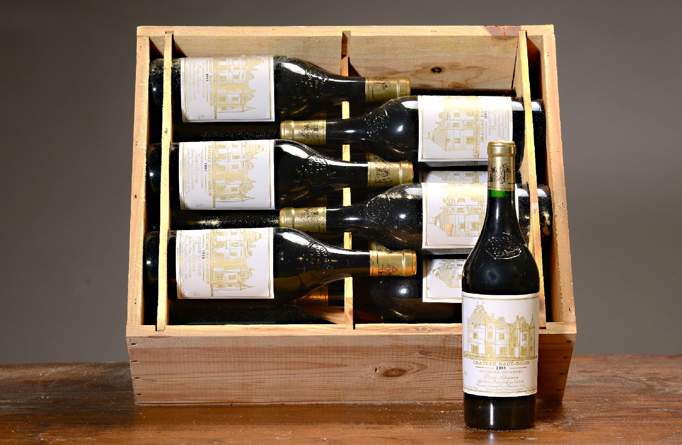 12 Flaschen 1995 Chateau Haut Brion, Graves, premier grand cru classé, je 75cl, orig. verkorkt und unverkostet, orig. Holzkiste