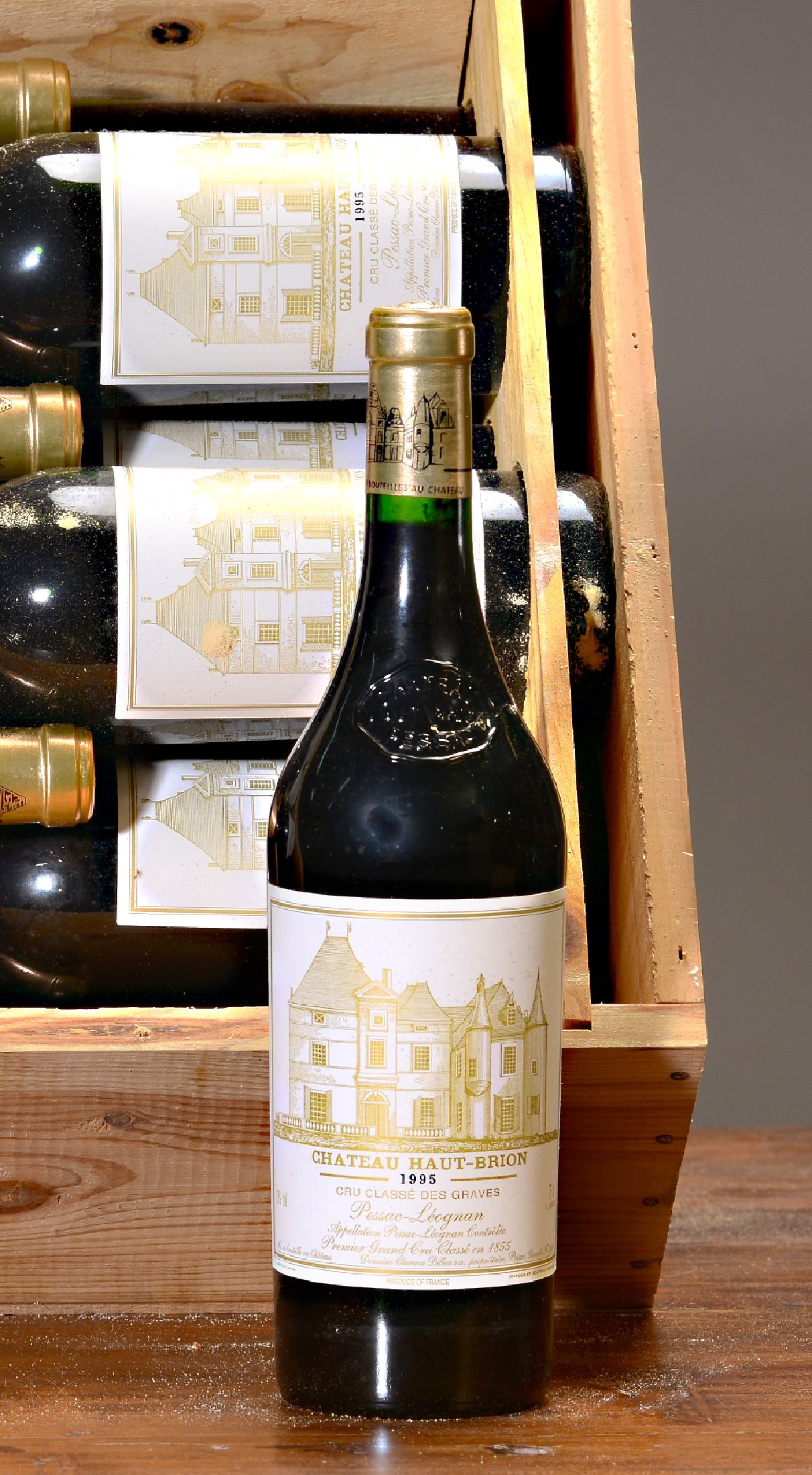 Detail a: 12 Flaschen 1995 Chateau Haut Brion, Graves, premier grand cru classé, je 75cl, orig. verkorkt und unverkostet, orig. Holzkiste