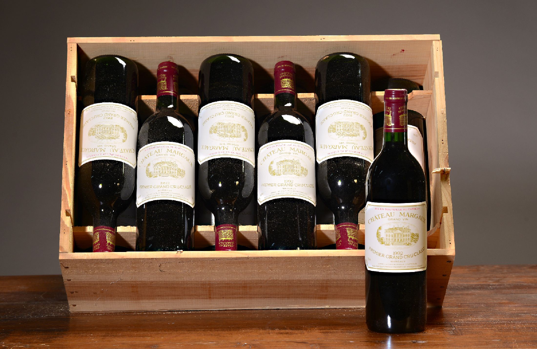 12 Flaschen 1992 Chateau Margaux, premier grand cru, je 75cl, orig. verkorkt und unverkostet, orig. Holzkiste