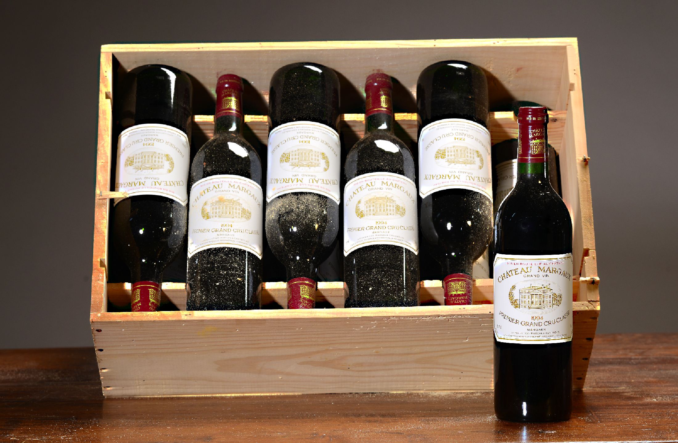 12 Flaschen 1994 Chateau Margaux, premier grand cru, je 75cl, orig. verkorkt und unverkostet, orig. Holzkiste, Kiste mit Spuren von altem Wurmbefall