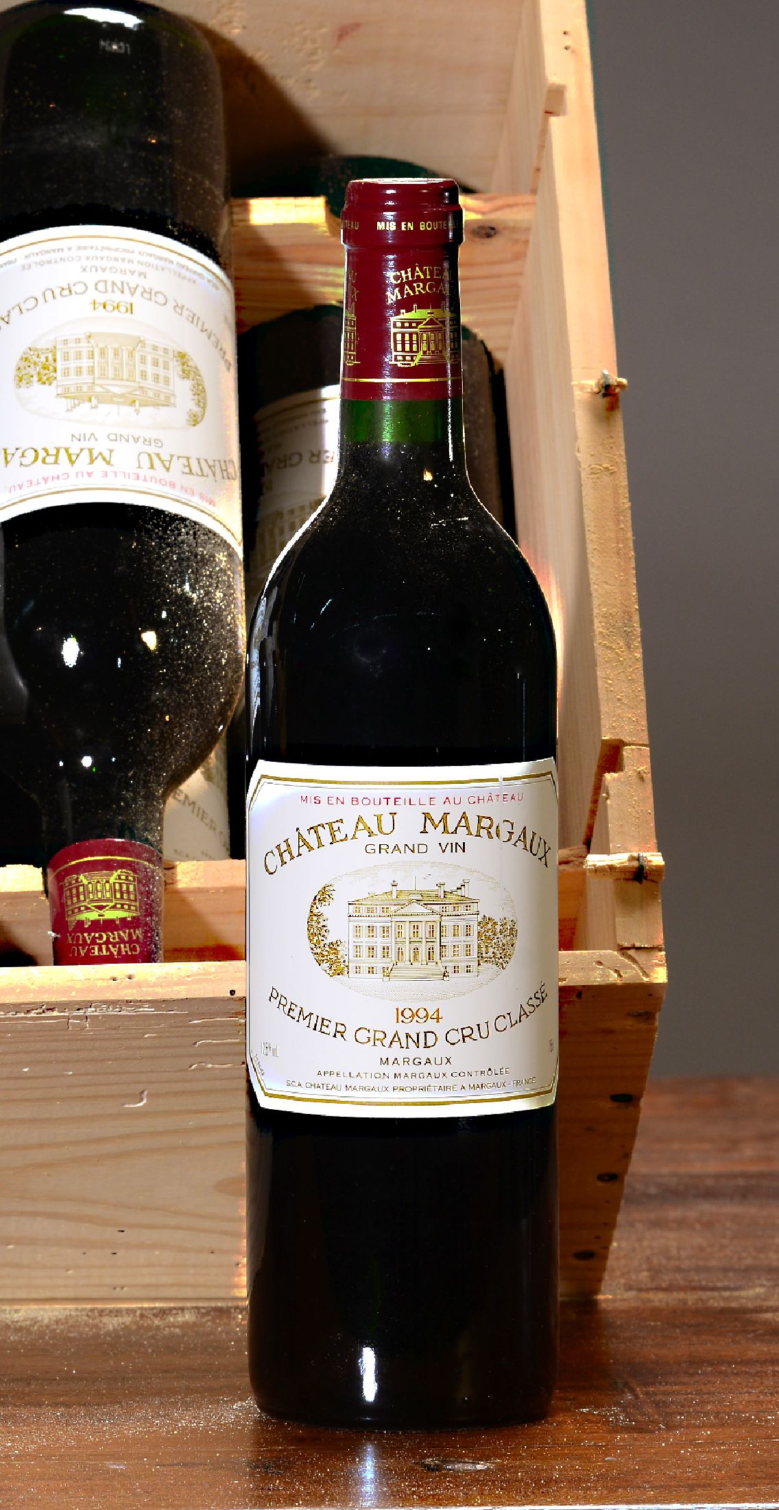 Detail a: 12 Flaschen 1994 Chateau Margaux, premier grand cru, je 75cl, orig. verkorkt und unverkostet, orig. Holzkiste, Kiste mit Spuren von altem Wurmbefall