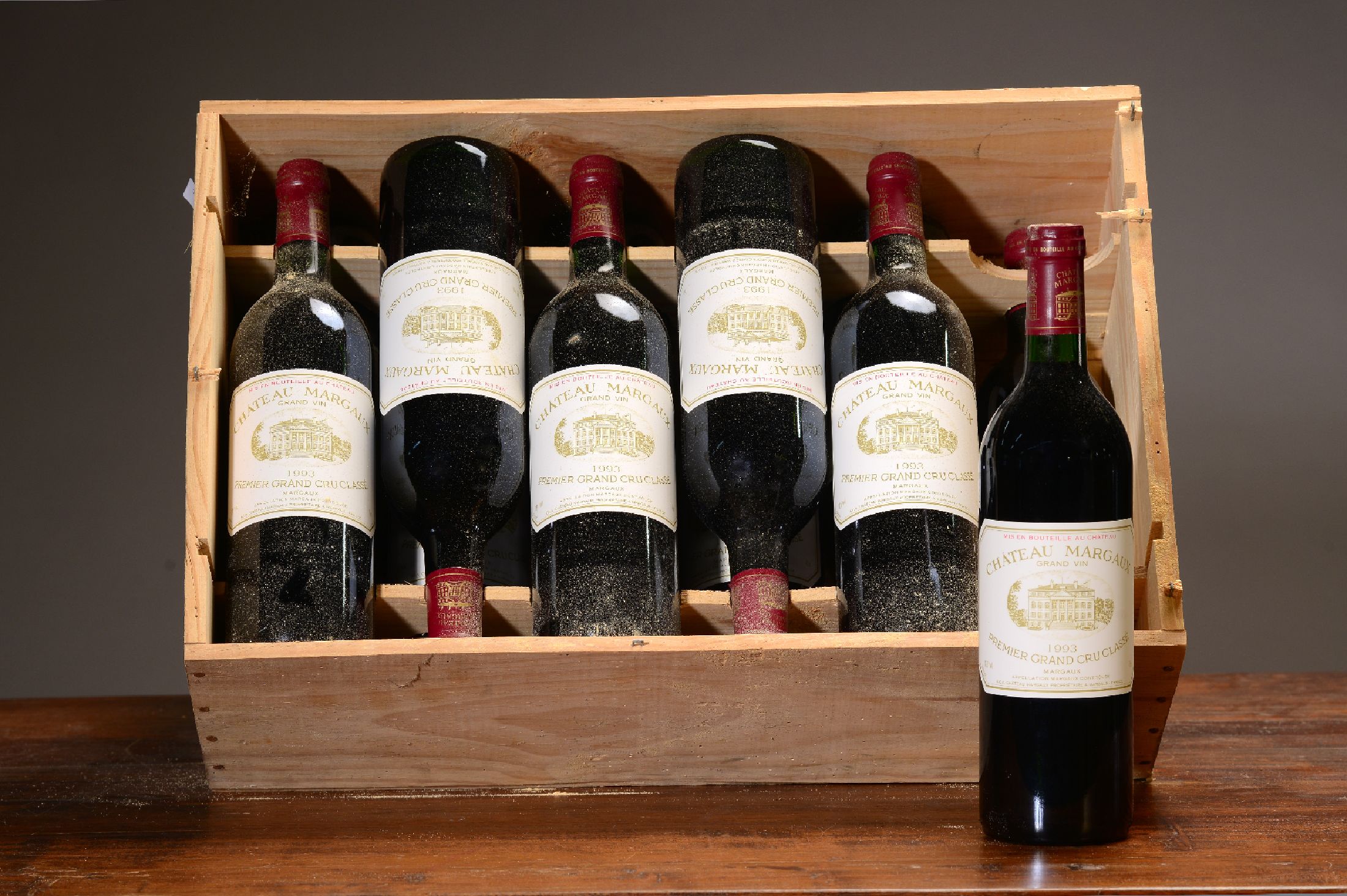 12 Flaschen 1993 Chateau Margaux, premier grand cru, je 75cl, orig. verkorkt und unverkostet, orig. Holzkiste, Kiste mit Spuren von altem Wurmbefall